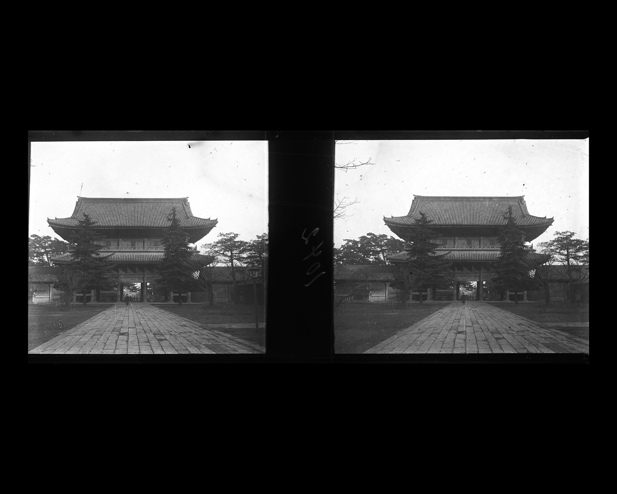 Image représentant Shiba-koen (parc de Shiba) : La porte Sanmon du temple Zozoji