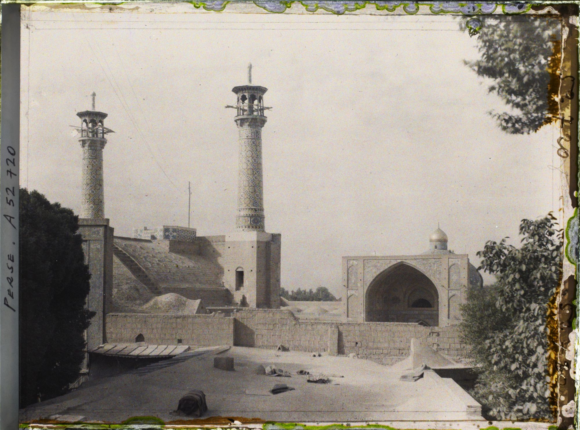 Image représentant La Mosquée de l'imam Khomeiny (ex-Mosquée du Chah), les minarets
