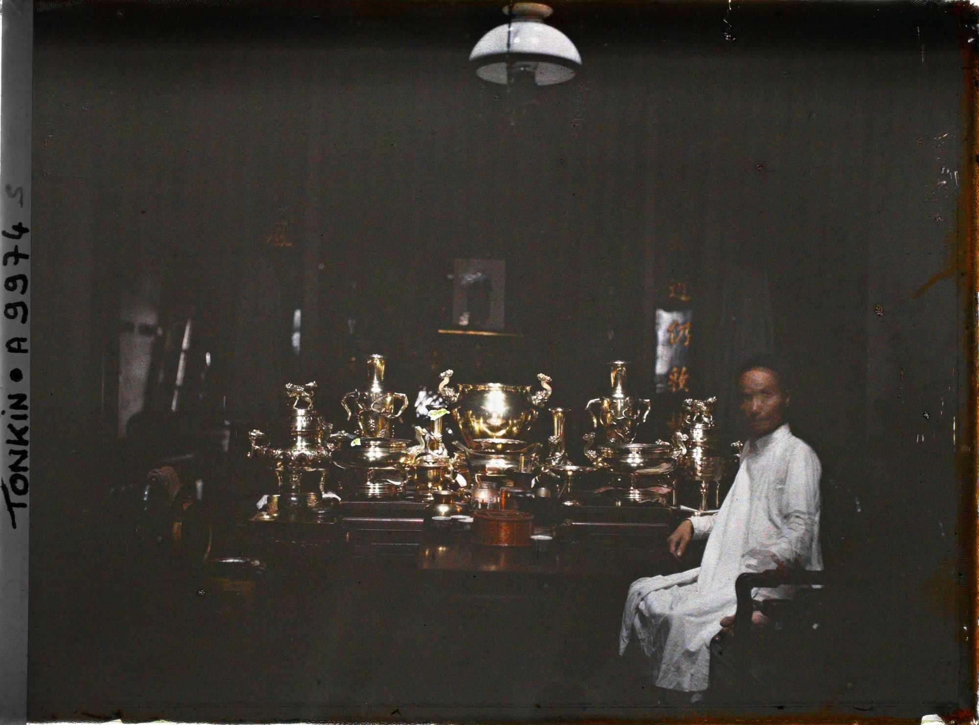 Image représentant Un marchand d'objets en cuivre dans sa boutique, dans la " rue du Cuivre "