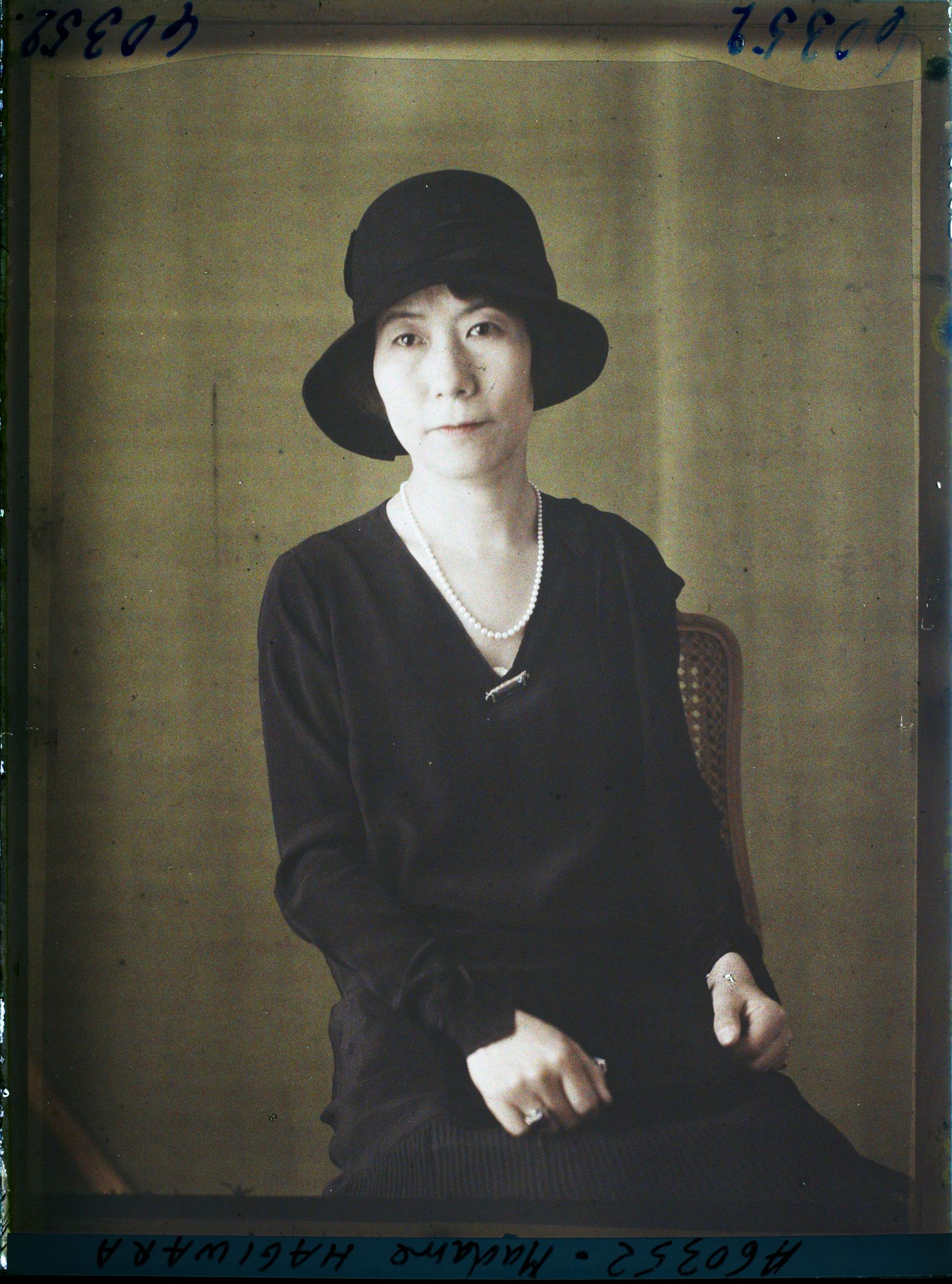 Image représentant https://musee-albert-kahn.s-museum.fr/home/NWQ2OTAwYzNmYjZlZTk1ZWQwODJmMjY4L2dlbmVyaWMtbm90aWNlLXRhYi9hdXRob3JpdHkvNjE3YTc5ZjVjZjhiODk2OGIzMzM3ZDIx/5d6900c3fb6ee95ed082f268/generic-notice-tab/authority/617a79ebcf8b8968b3336ed3 Madame Hagiwara