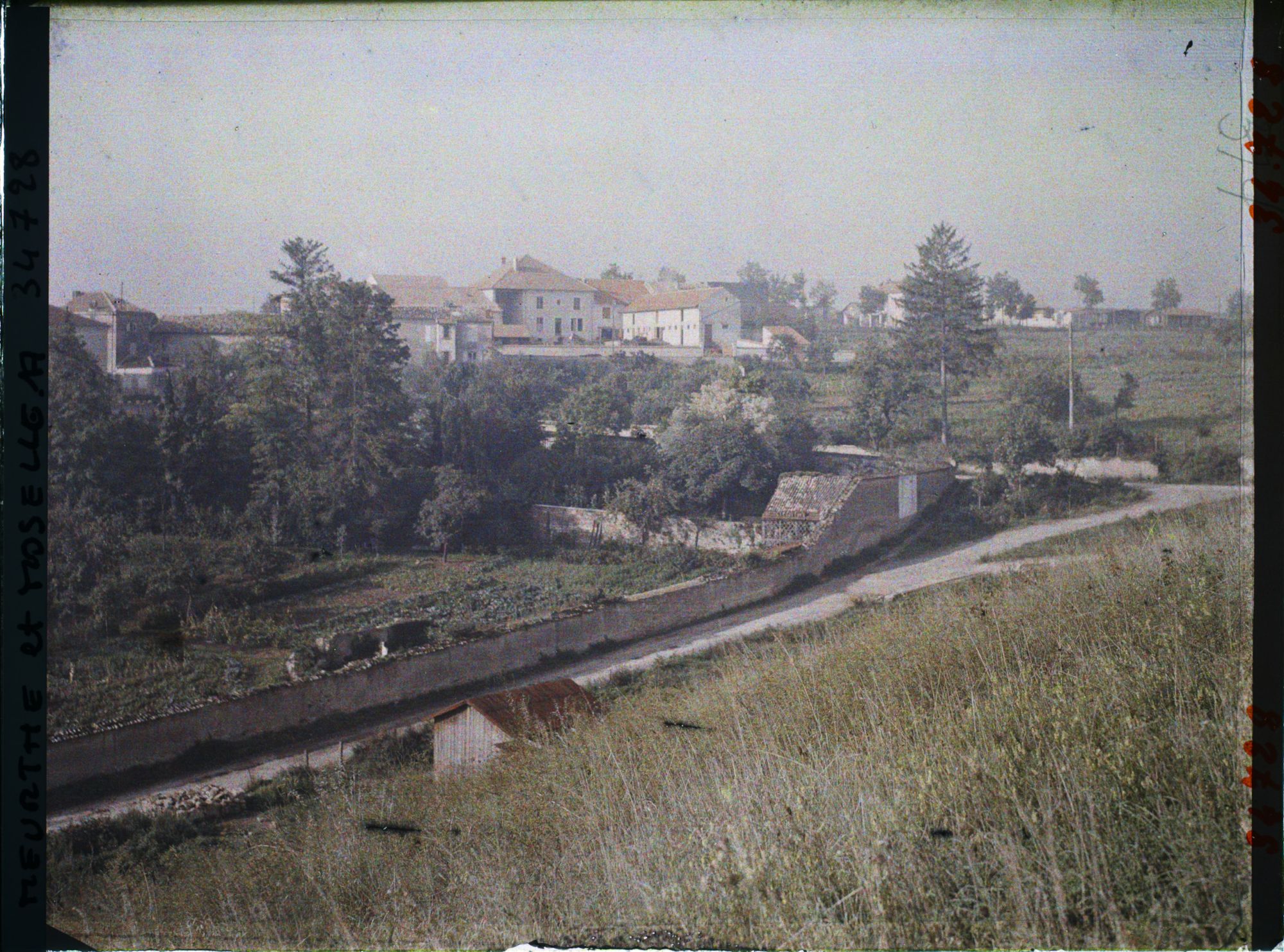 Image représentant France, Thiaucourt, Effet de brume s/ le haut du Village