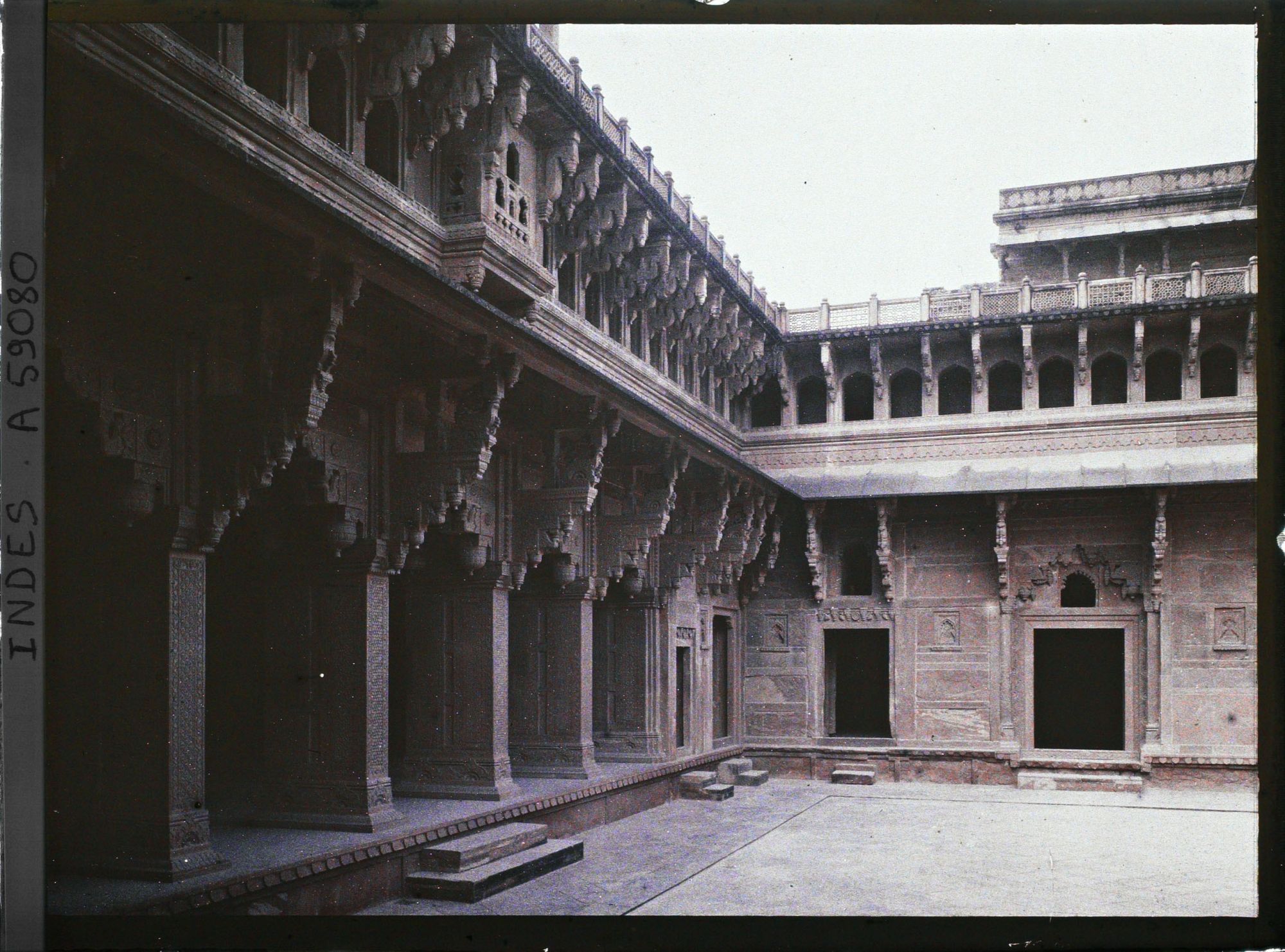 Image représentant La cour centrale du palais de Jahangir dans le fort Rouge (Lal Qila)