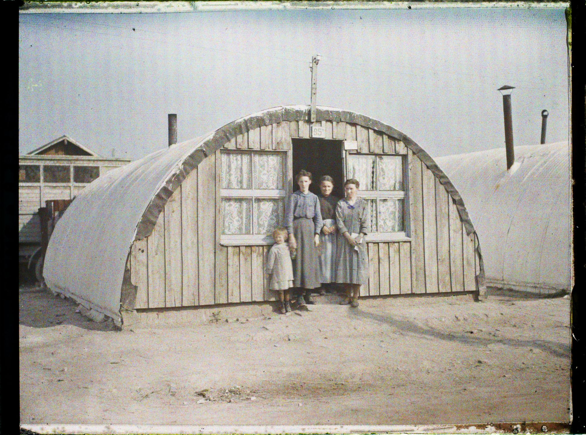 Image représentant France, Péronne, Une habitation demi lune avec ses habitants