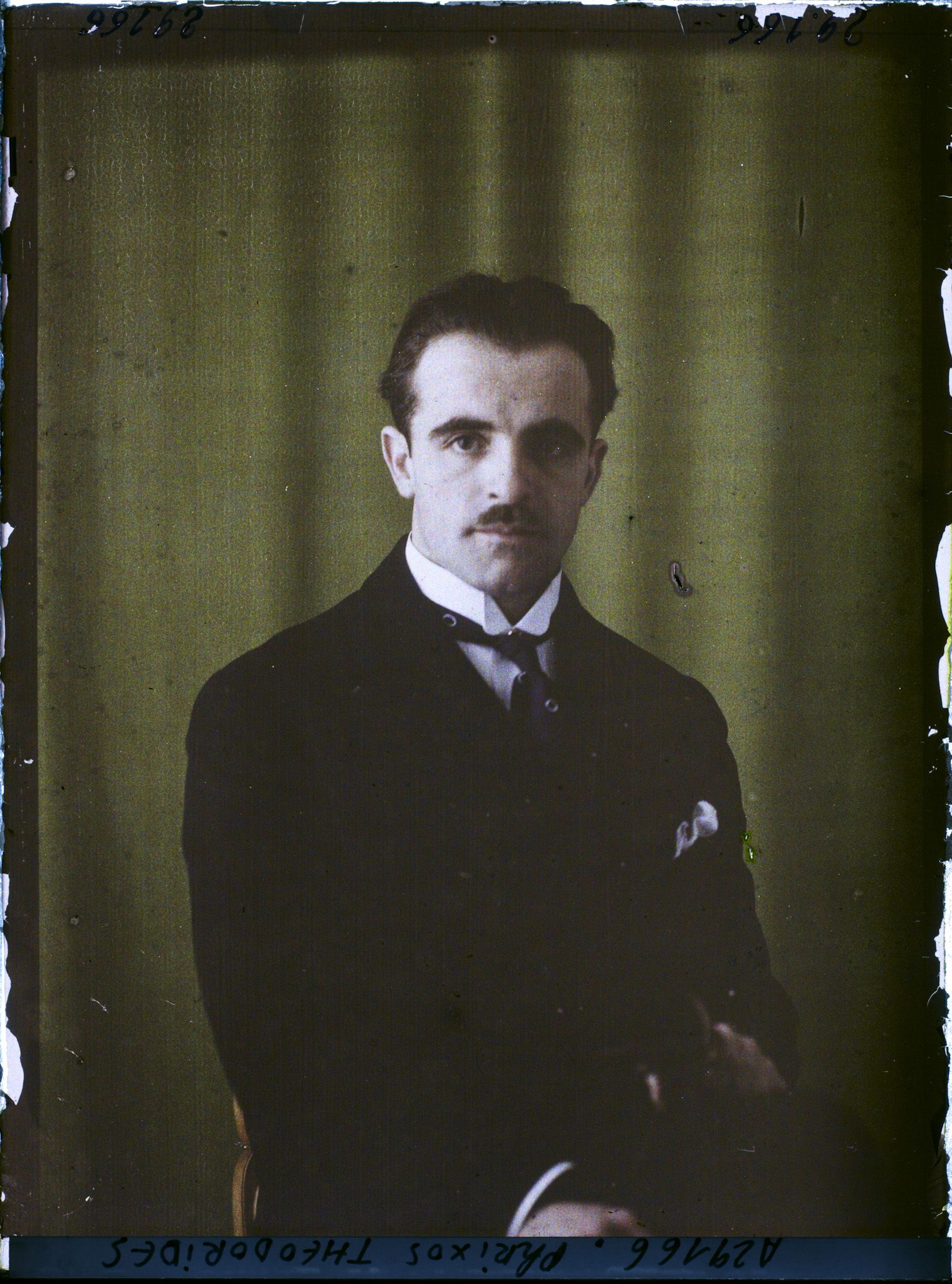 Image représentant Monsieur  https://musee-albert-kahn.s-museum.fr/home/NWQ2OTAwYzNmYjZlZTk1ZWQwODJmMjY4L2dlbmVyaWMtbm90aWNlLXRhYi9hdXRob3JpdHkvNjE3YTc5ZjVjZjhiODk2OGIzMzM3ZDIx/5d6900c3fb6ee95ed082f268/generic-notice-tab/authority/617a79ebcf8b8968b33378ab Phrixos Théodoridès