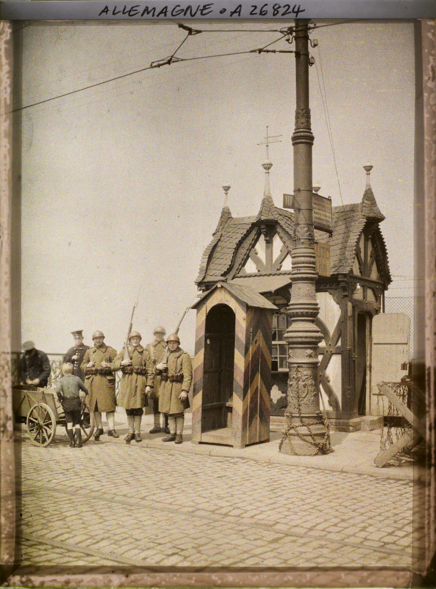 Image représentant Allemagne, Düsseldorf, Occupation Française Soldat Belge et douanier allemand à l'entrée du Pont