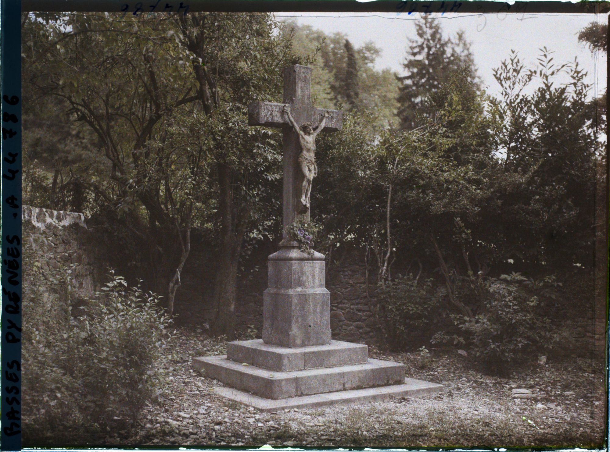 Image représentant France , Tardets, Vieux Calvaire derrière l'Eglise
