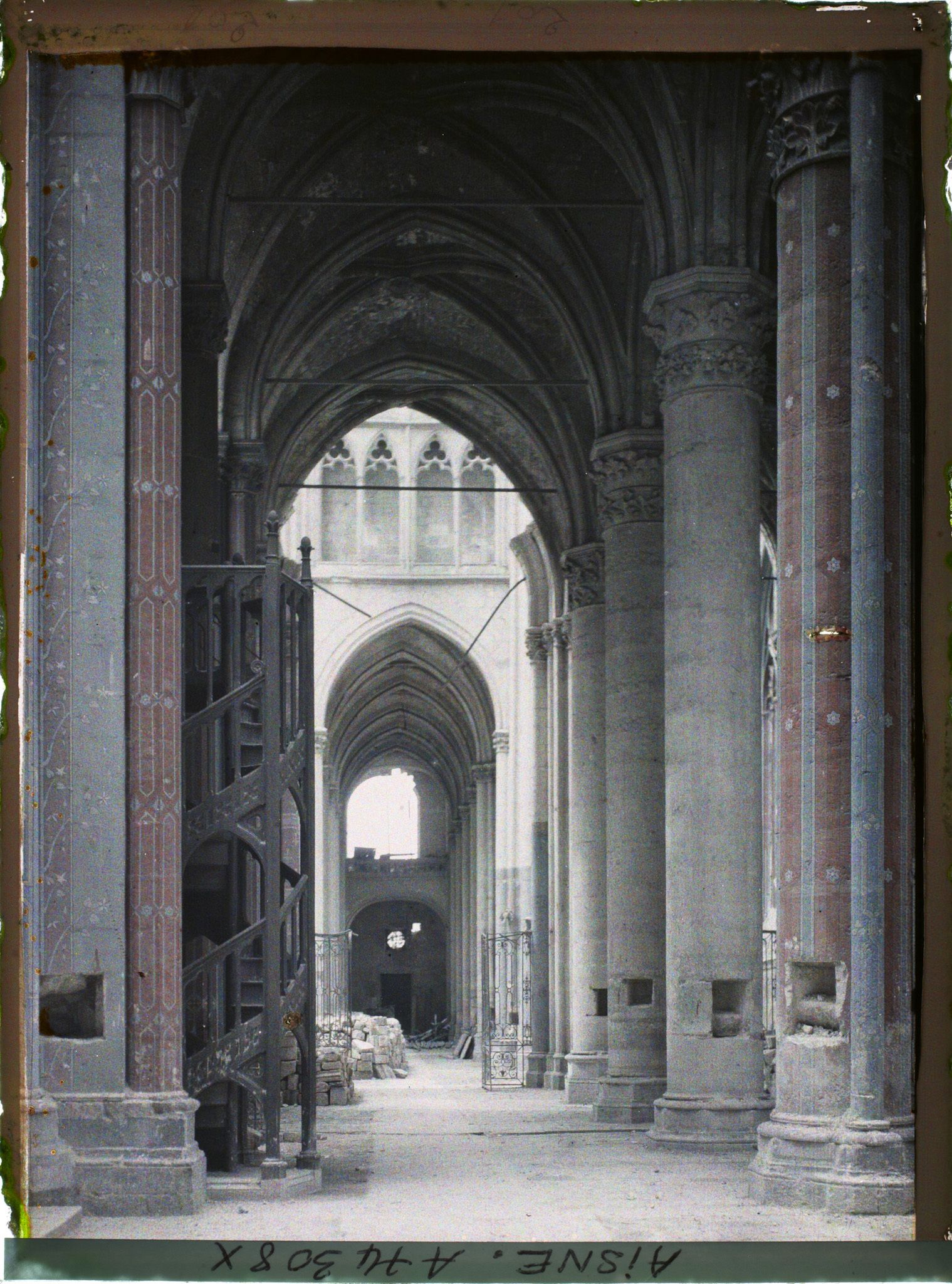 Image représentant Vue sur l'un des déambulatoires de la basilique de Saint-Quentin avec les trous de mines préparés par les Allemands en vue de faire sauter l'édifice