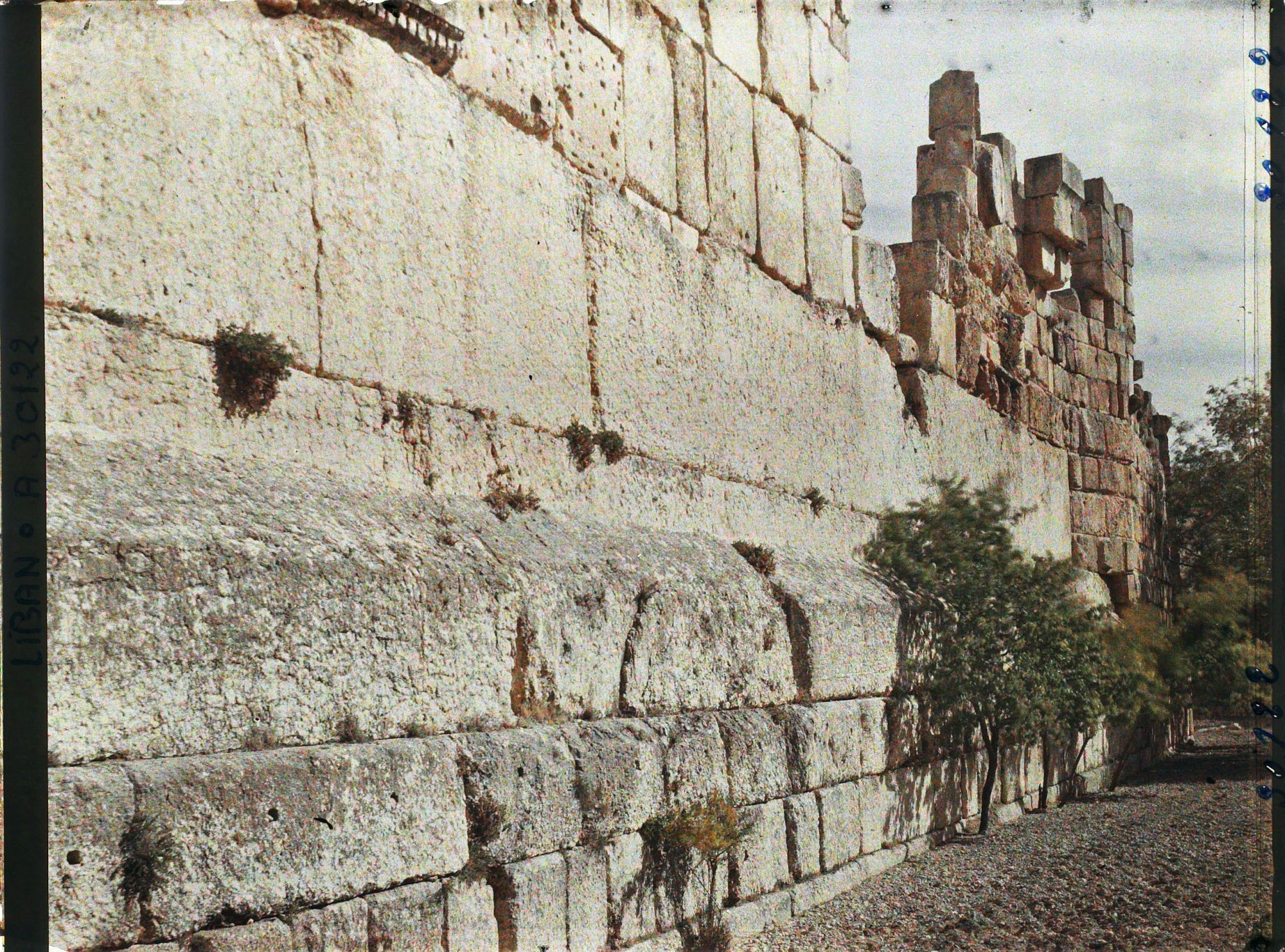 Image représentant Un des murs extérieurs du Temple de Jupiter Héliopolitain, haut d'environ 19 mètres