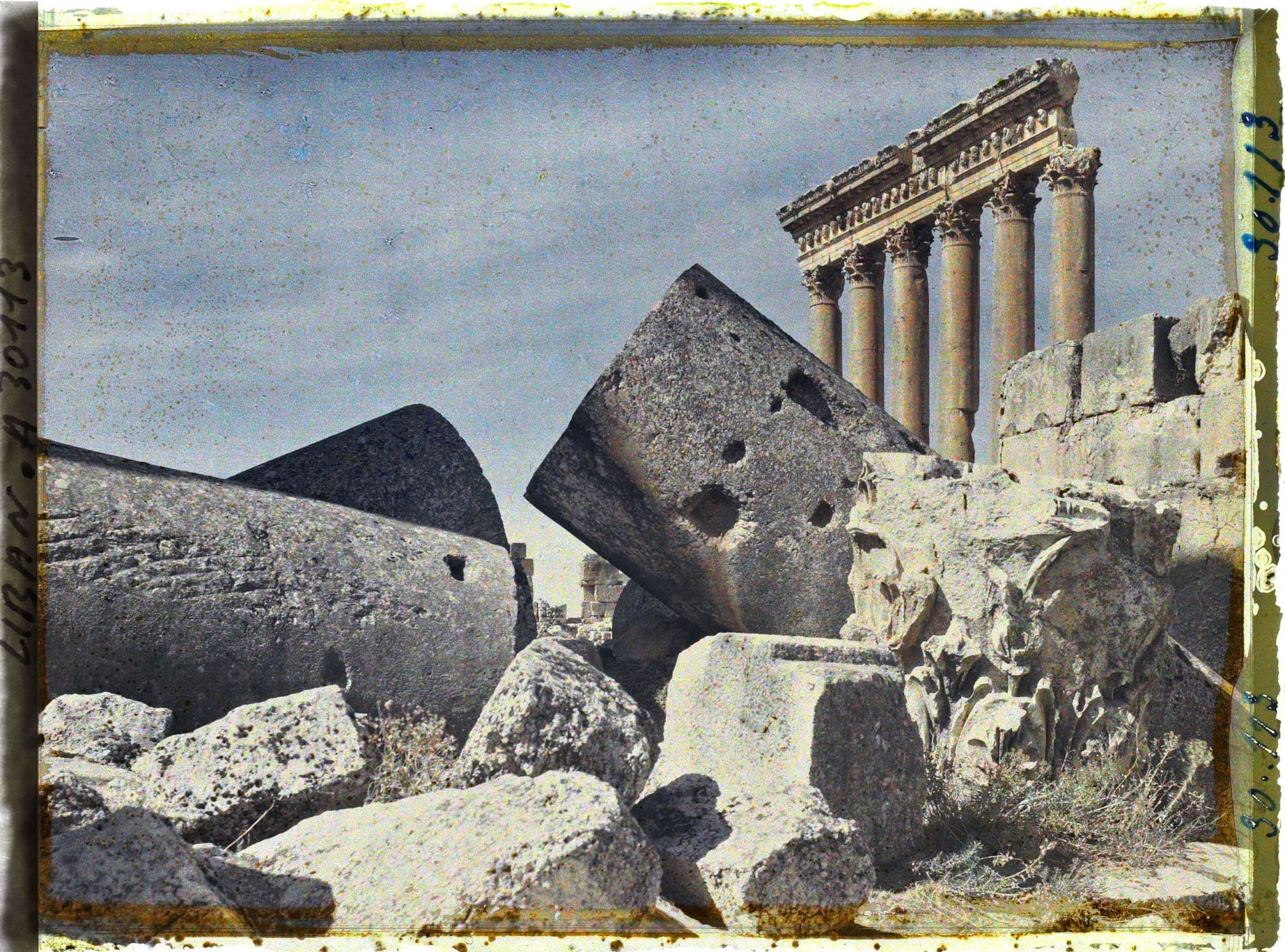 Image représentant Vue du côté externe des six colonnes restantes du péristyle méridional du sanctuaire du Temple de Jupiter Héliopolitain