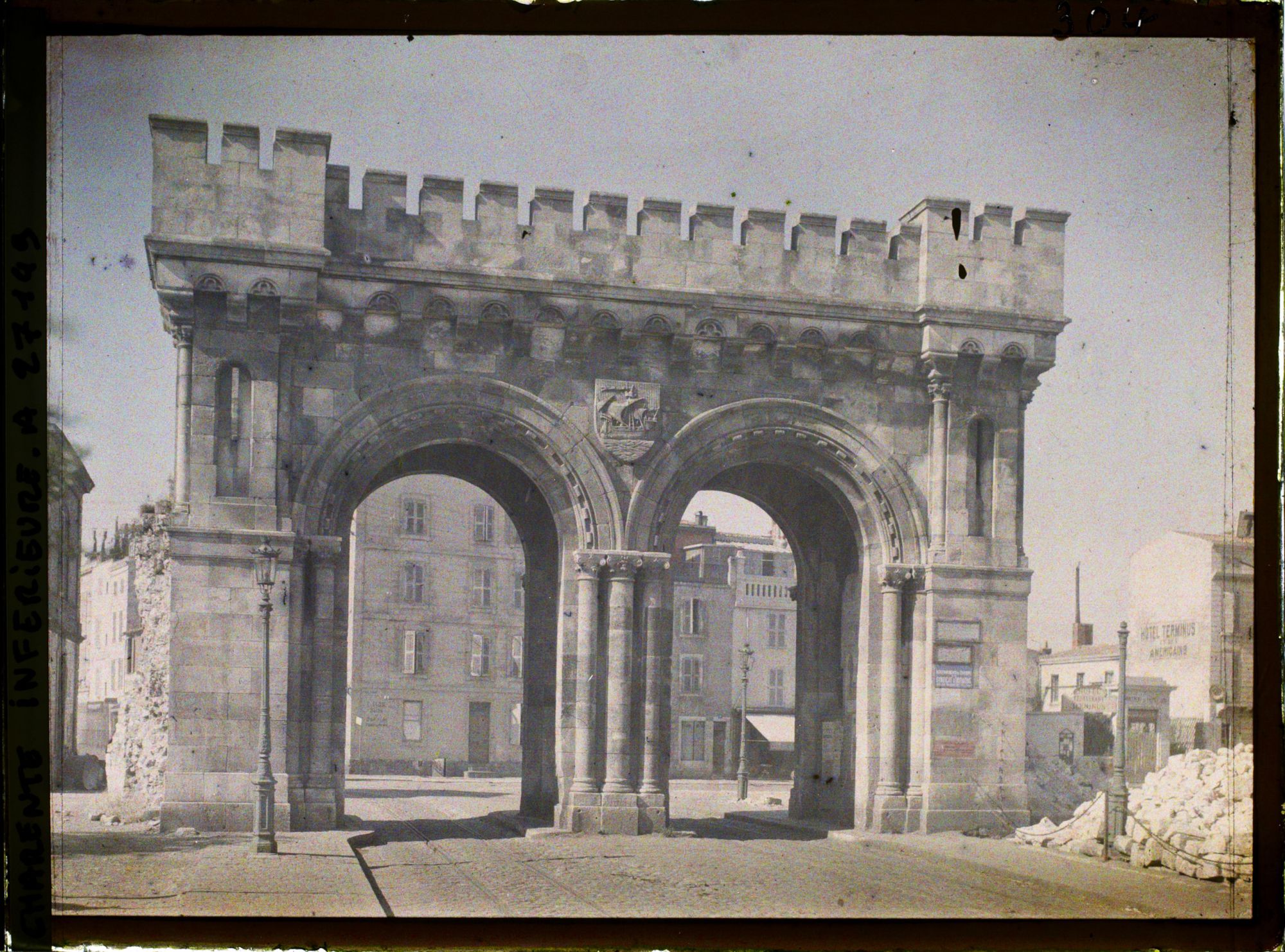 Image représentant La porte Saint-Nicolas, les gravats de la destruction du Bastion pour la construction de la nouvelle gare