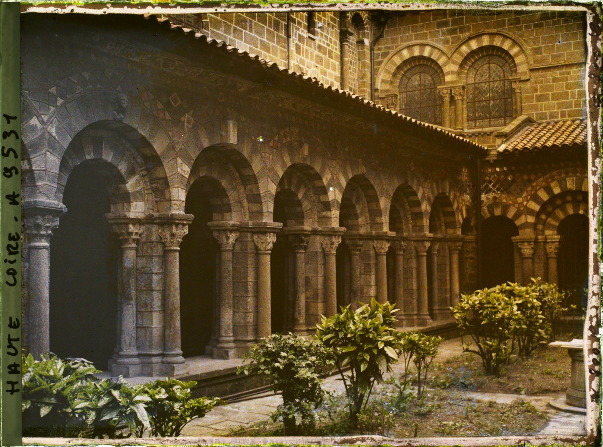 Image représentant La colonnade de la galerie orientale du cloître de la cathédrale Notre-Dame-de-l'Annonciation
