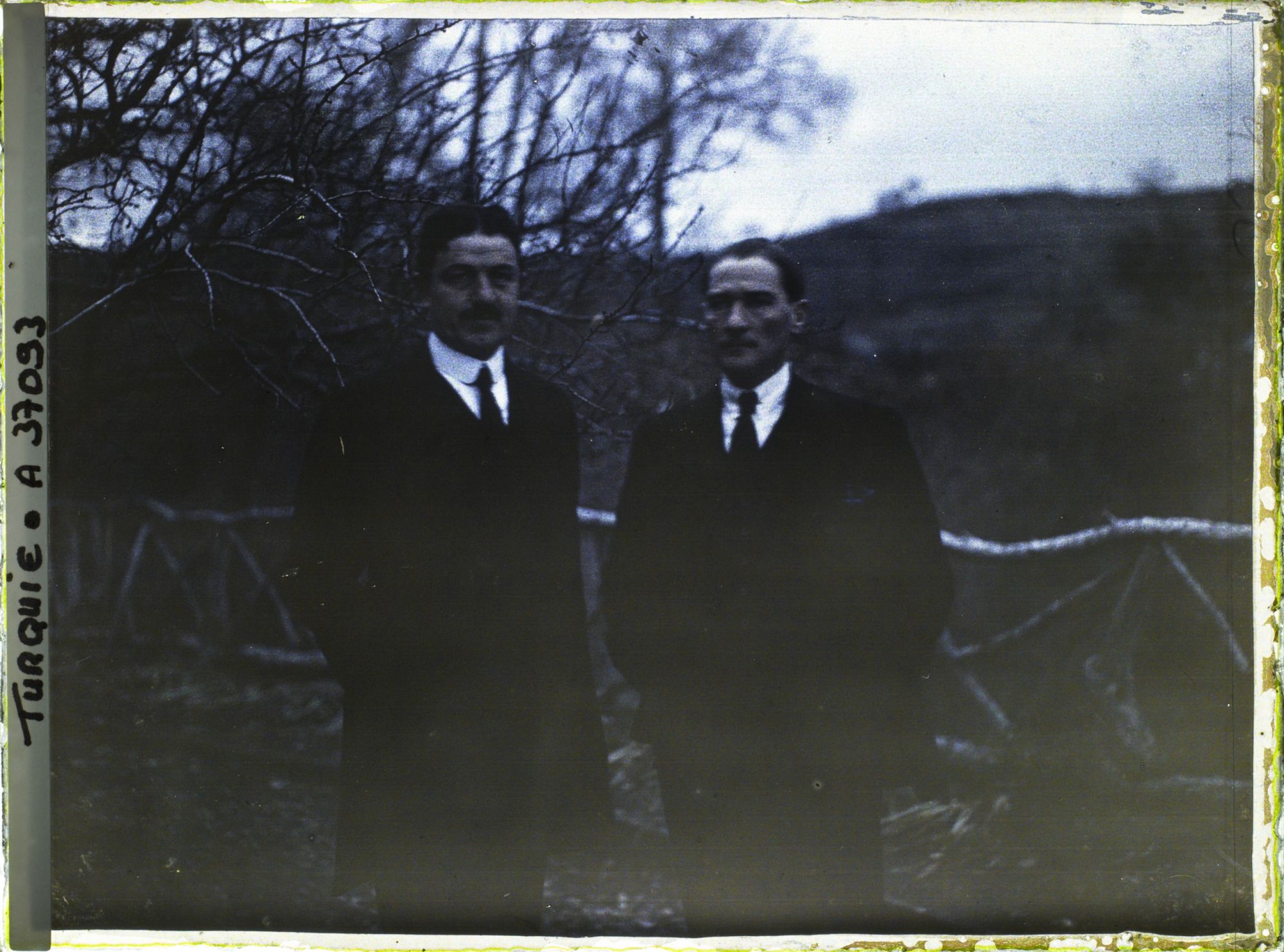 Image représentant A gauche, Hüseyin Rauf Bey, Premier Ministre et Mustafa Kemal