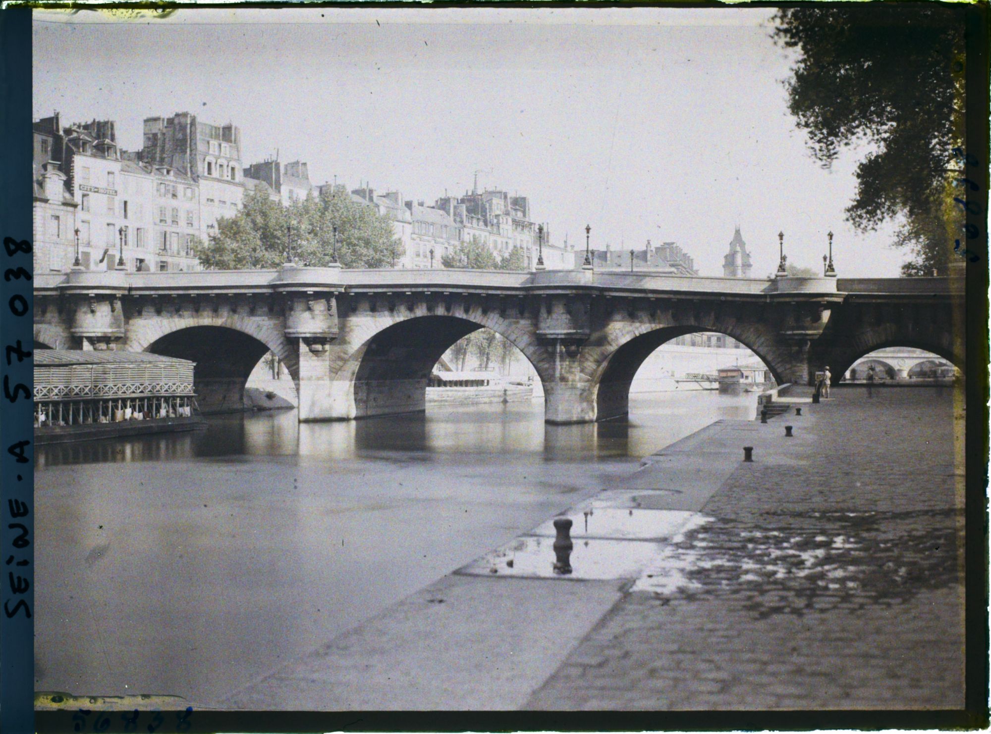 Image représentant Vue du Pont-neuf depuis le quai de Conti, en direction du quai des Orfèvres sur l'île de la Cité