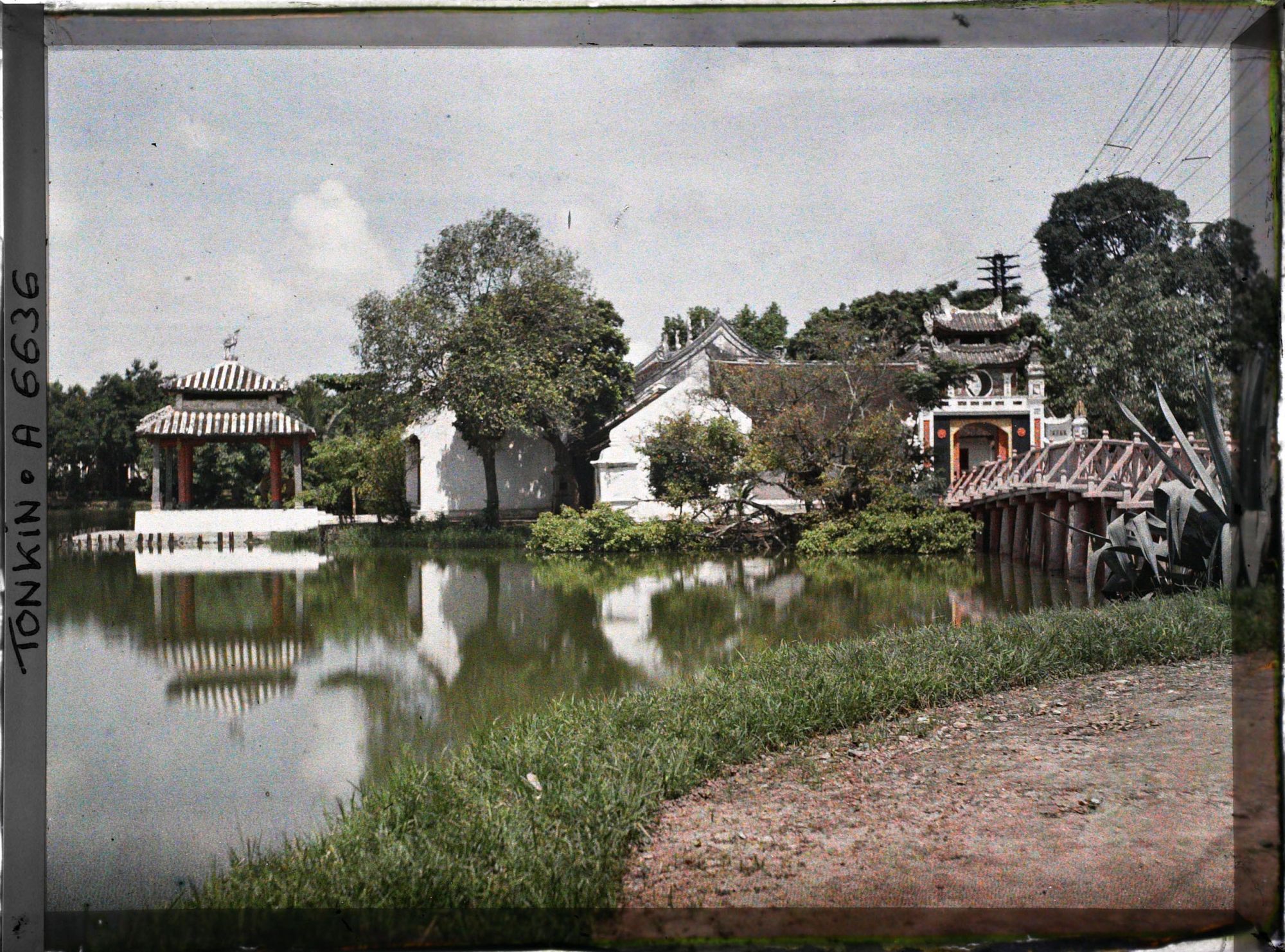 Image représentant Le temple Ngoc-so'n (appelé par les Européens "Pagode des Pinceaux"), situé sur "l'île de Jade" du Petit Lac