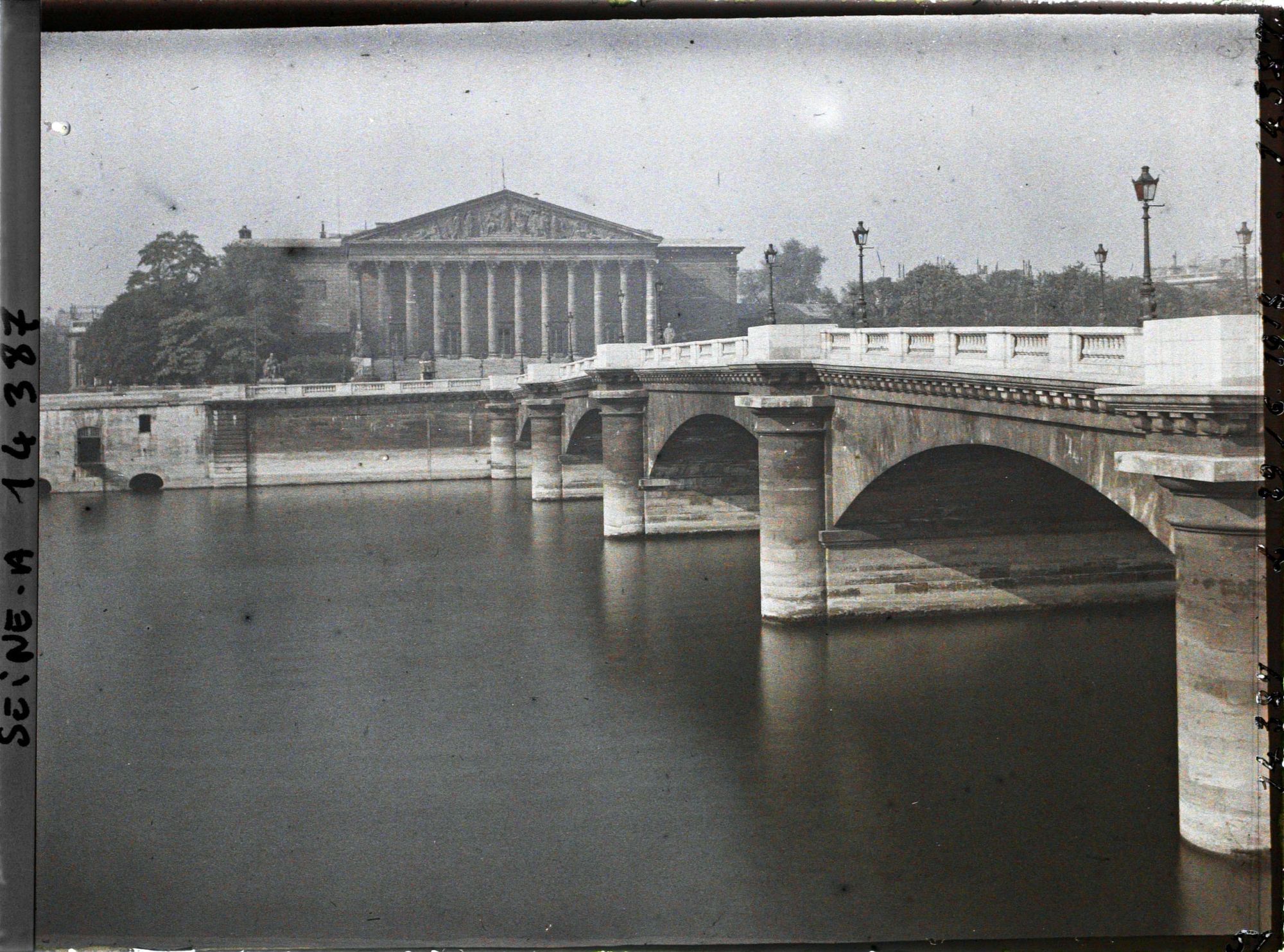Image représentant Le pont de la Concorde et le Palais Bourbon, actuelle Assemblée nationale