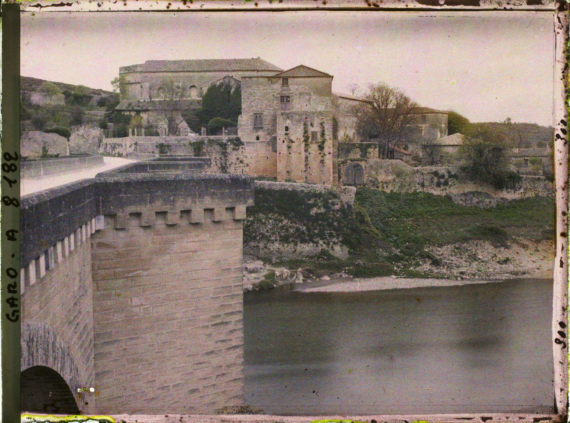 Image représentant Le pont Saint-Nicolas-de-Campagnac sur le Gardon et le prieuré Saint-Nicolas-de-Campagnac