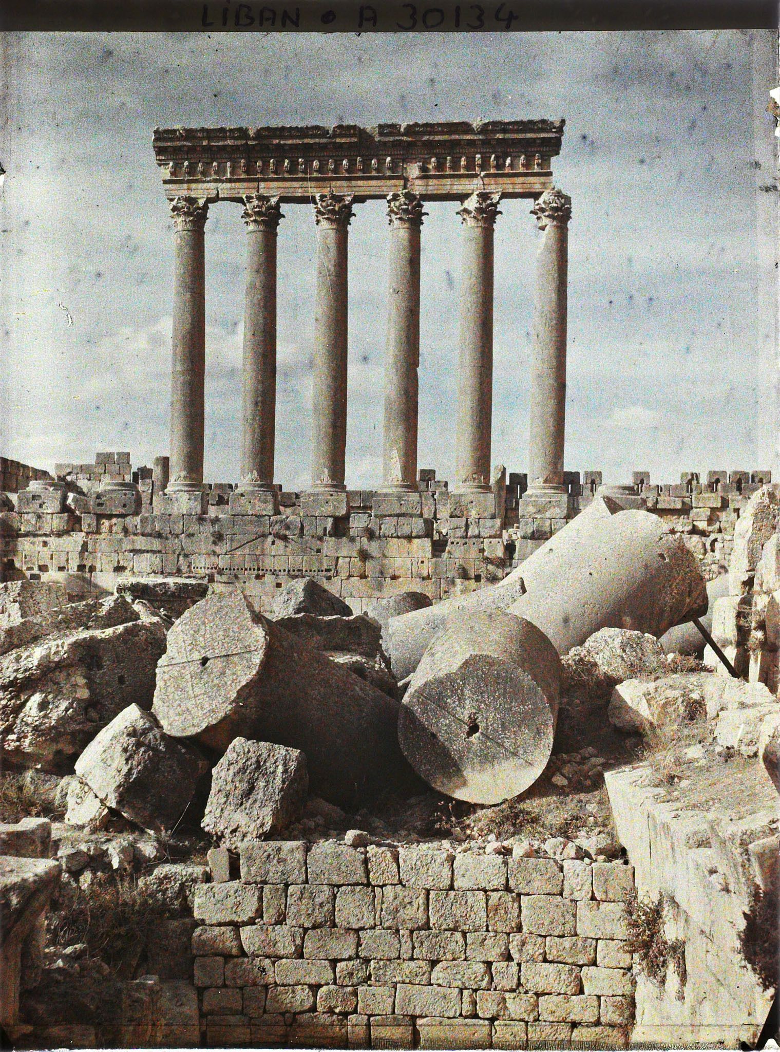 Image représentant Vue, côté externe, des six colonnes restantes du péristyle méridional du sanctuaire du Temple de Jupiter Héliopolitain