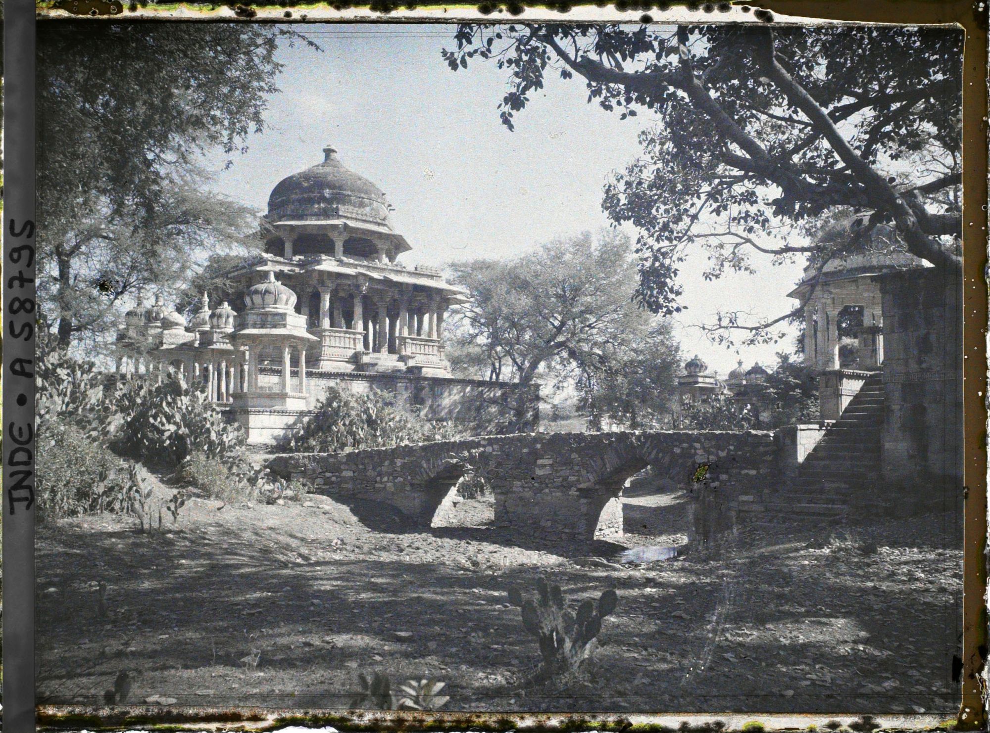 Image représentant Pont et chatris de la nécropole des Maharanas du Mewar