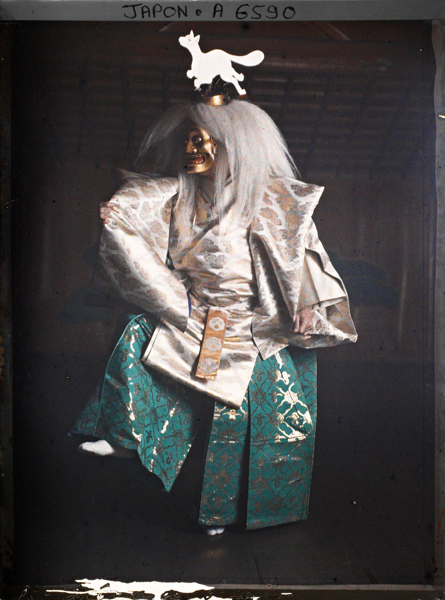 Image représentant Théâtre Nô : shite (acteur principal) incarnant le personnage d'Inari dans la pièce intitulée Kokaji