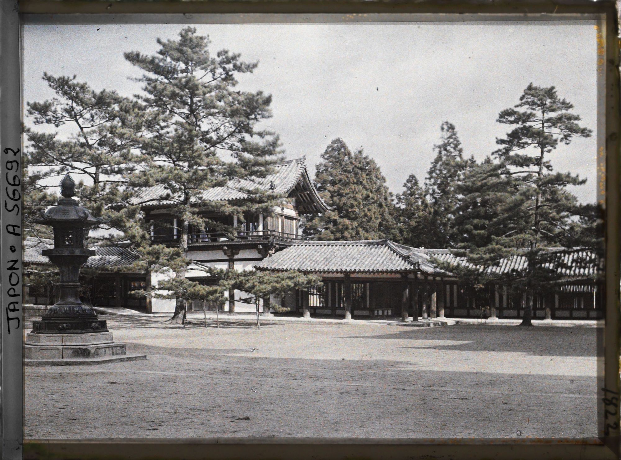 Image représentant Temple Hôryû-ji : le shôrô ou shûrô (beffroi) et une partie du kairô (corridor d'enceinte)