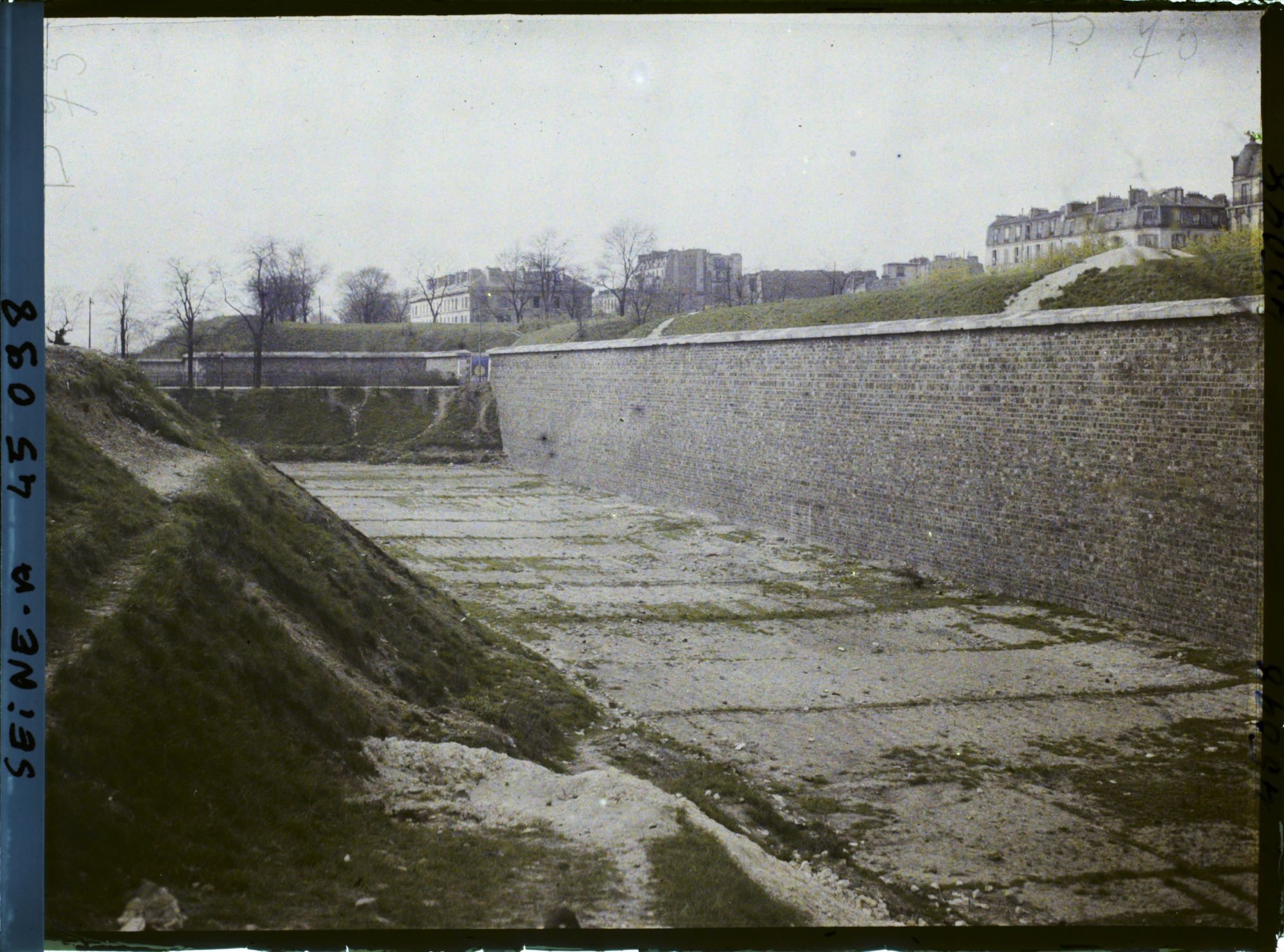 Image représentant Les fortifications à la porte d'Orléans (?)
