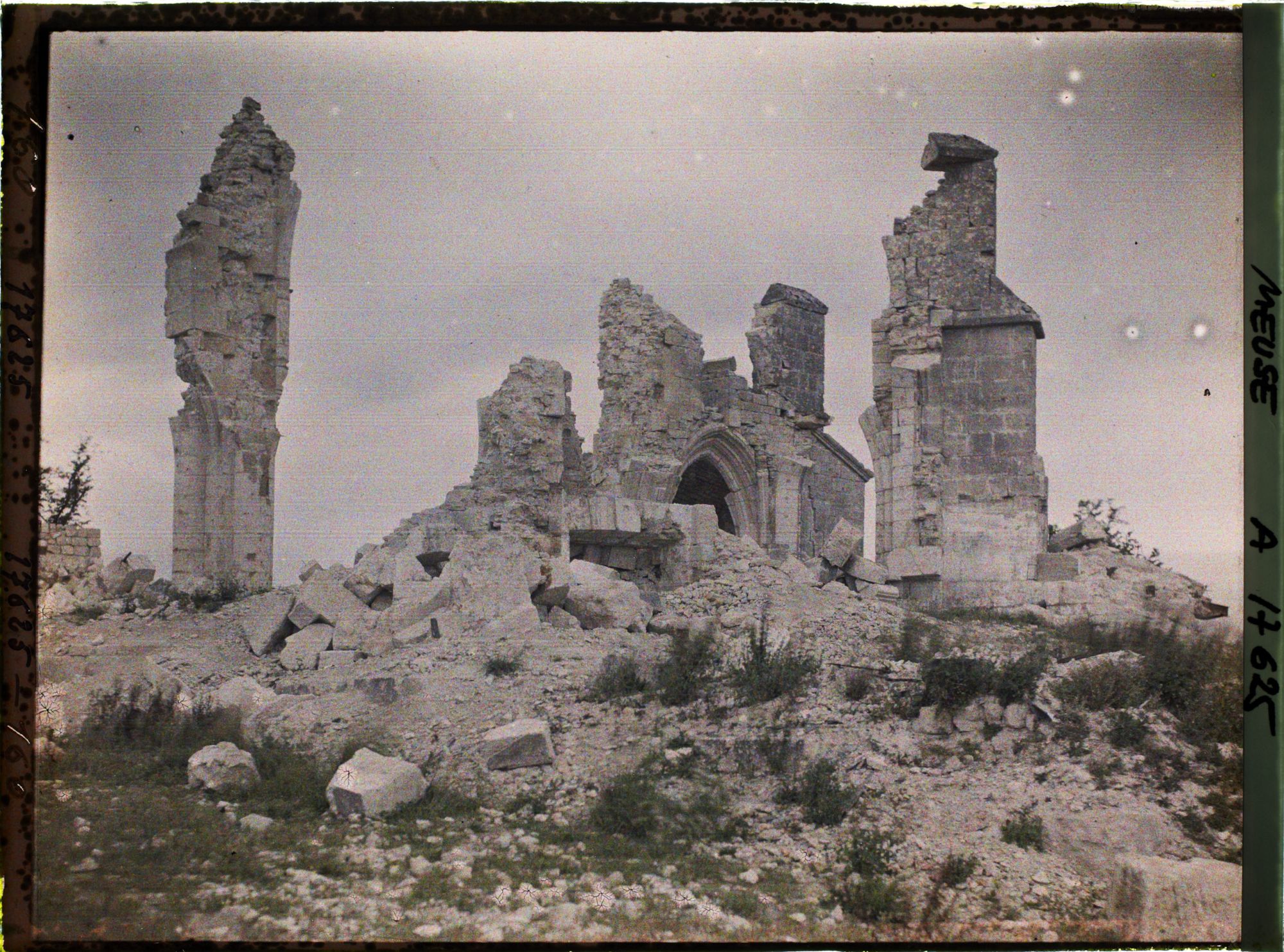 Image représentant France, Montfaucon, Les ruines de l'Eglise, vue d'ensemble