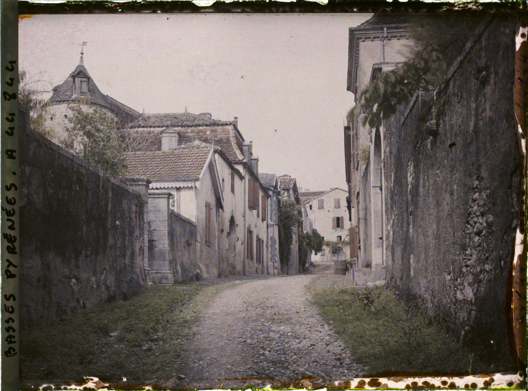 Image représentant France, Sauveterre de Béarn, Vieille rue dans les Remparts