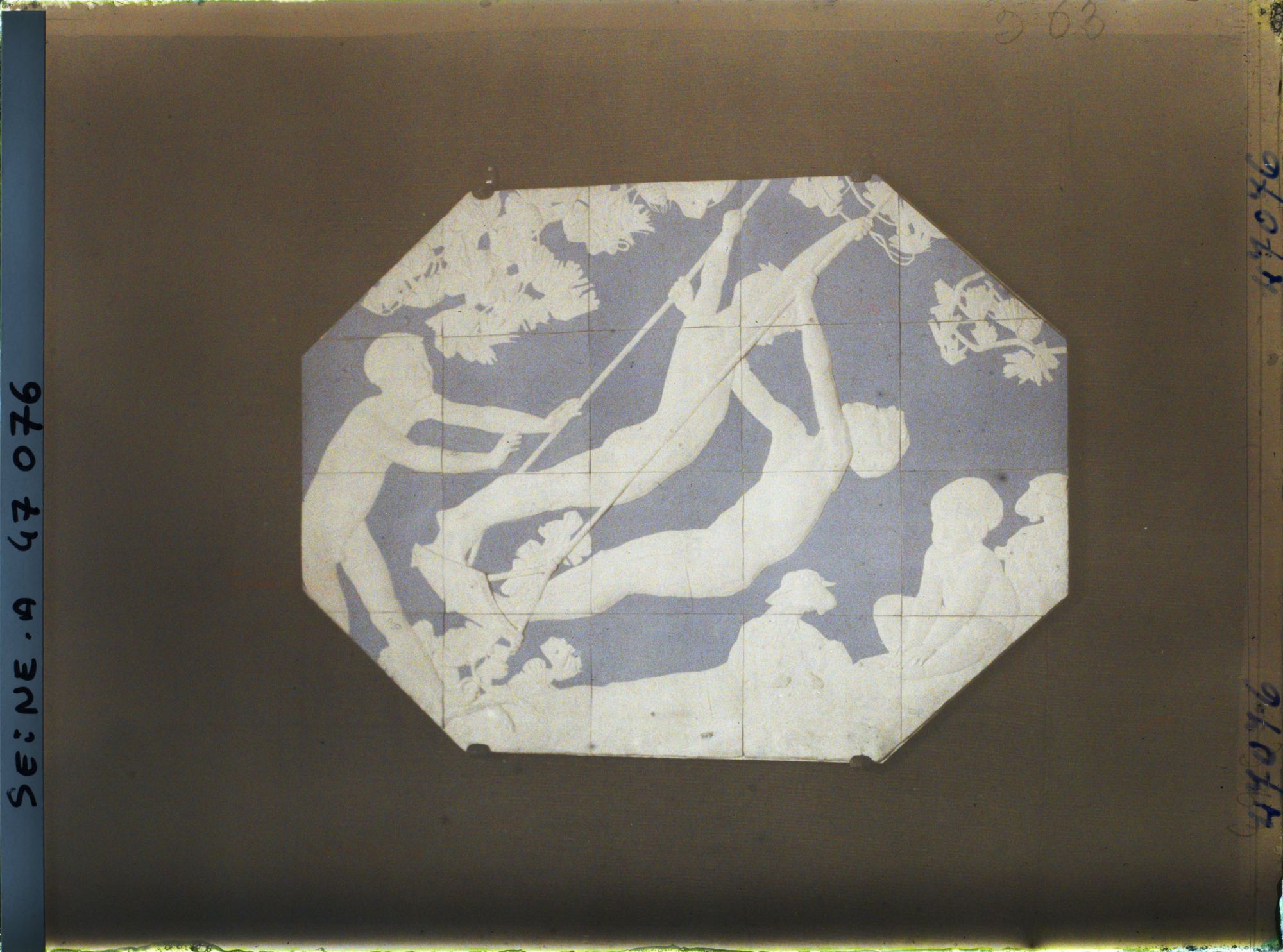 Image représentant L'Exposition des arts décoratifs, Manufacture Nationale de Sèvres, Bas relief en biscuit blanc sur fond bleu, composition de Guillonnet, sculpture de bracquemont