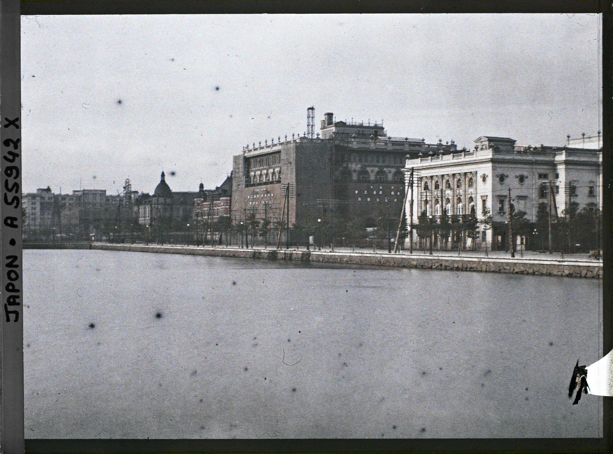 Image représentant Le quartier de Marunouchi depuis les douves du palais impérial