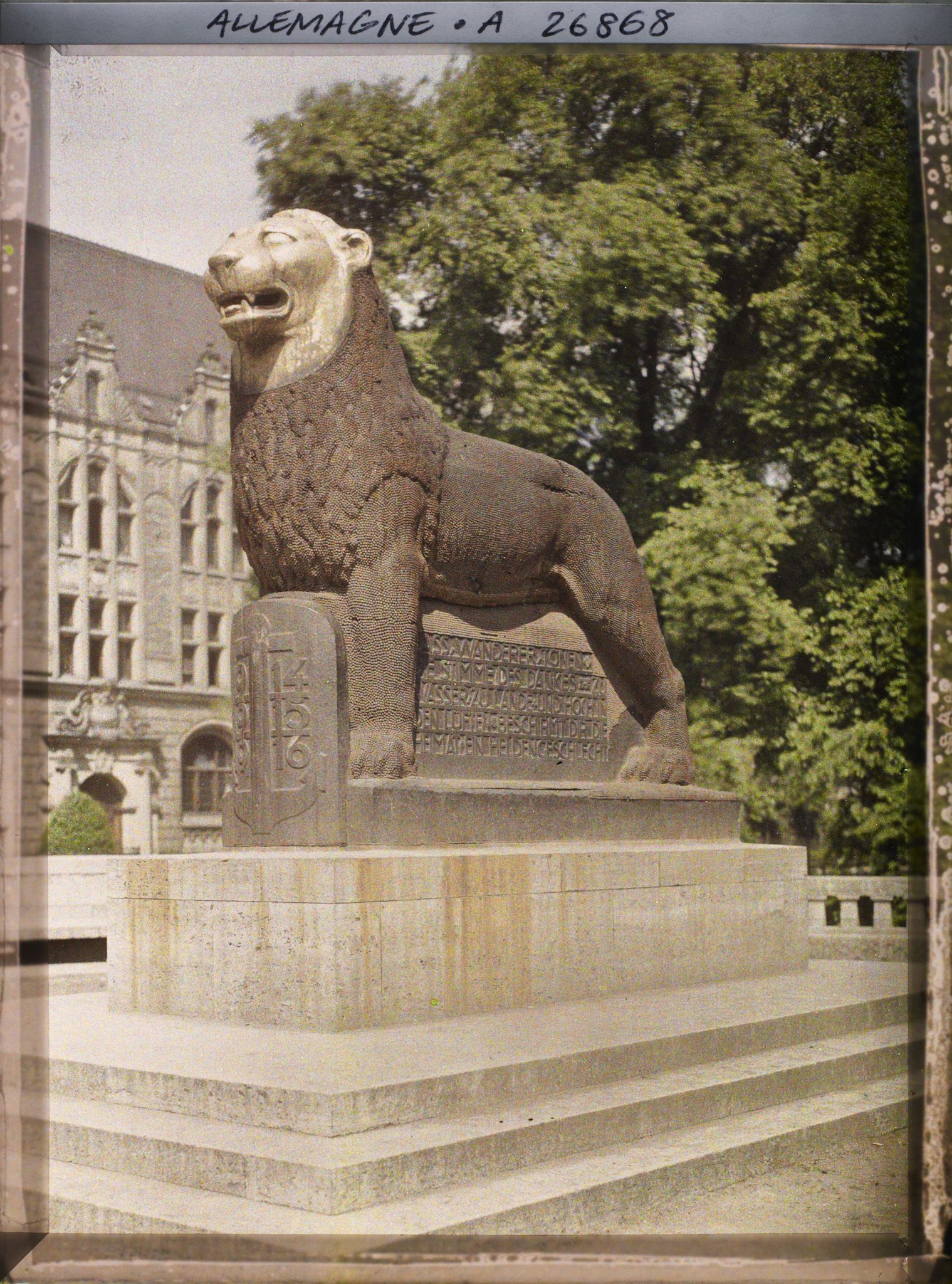 Image représentant Allemagne, Düsseldorf, Occupation Française, Le lion en bois enclouté de la Koenigsalle 1914, 1915, 1916.