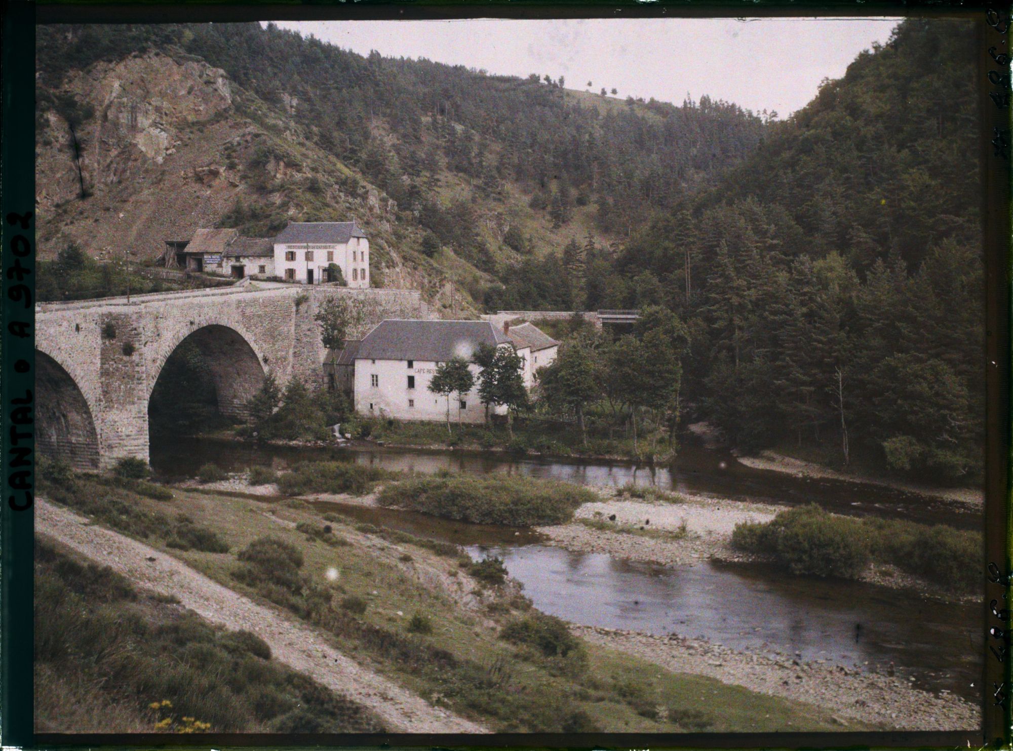 Image représentant Le vieux pont avec le restaurant Le Garabit côté Loubaresse, pris depuis Anglards-de-Saint-Flour