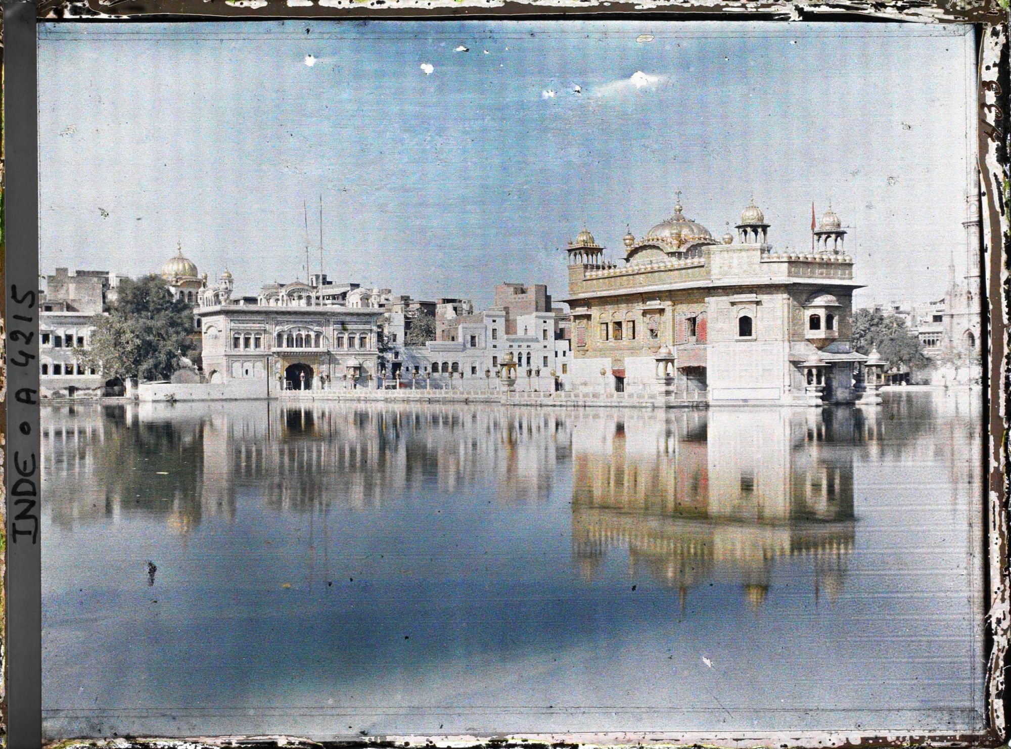 Image représentant Le temple d'or se reflétant dans le la de l'Immortalité (Amrita Sagar)