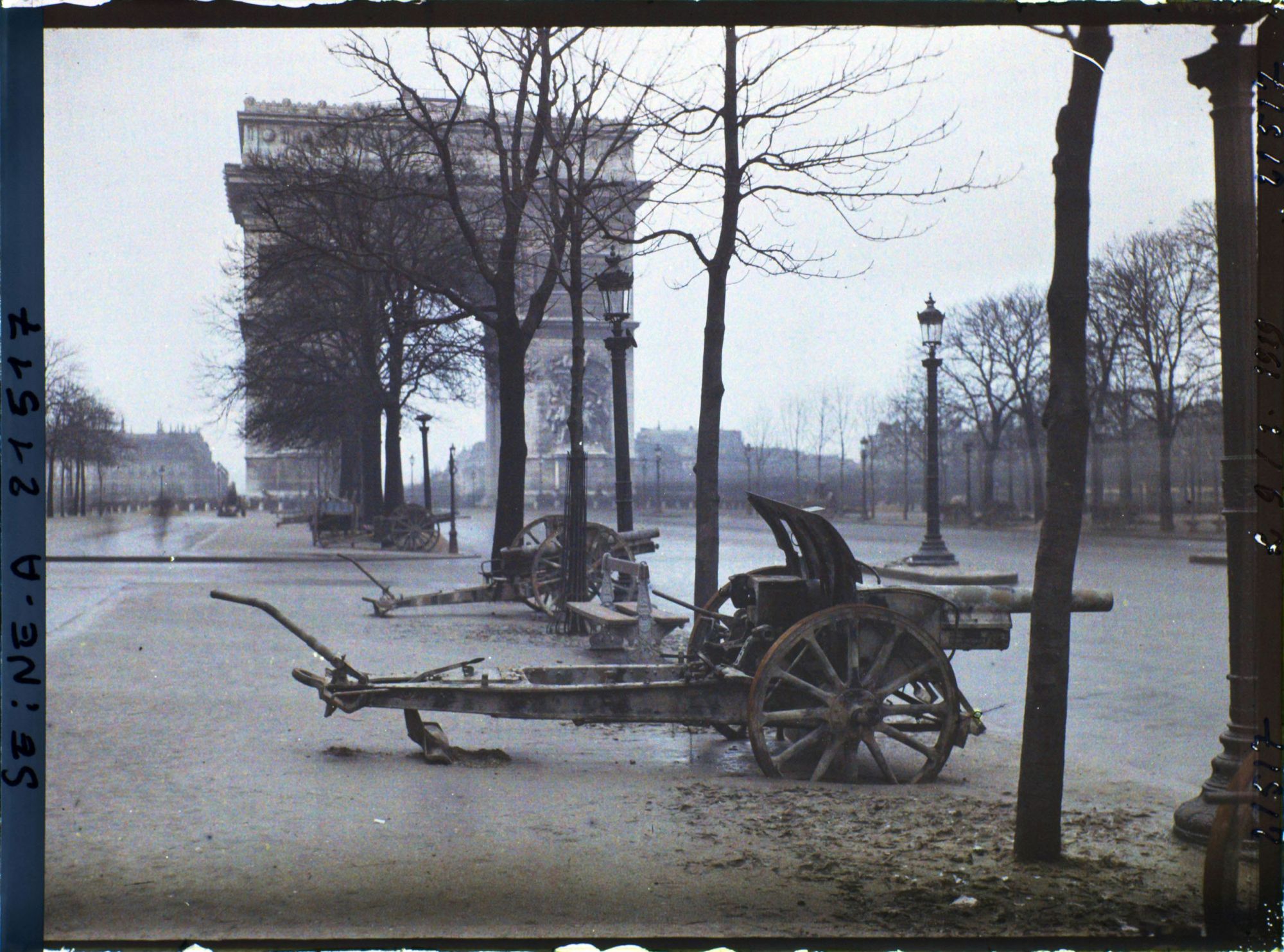 Image représentant Canons exposés avenue des Champs-Elysées