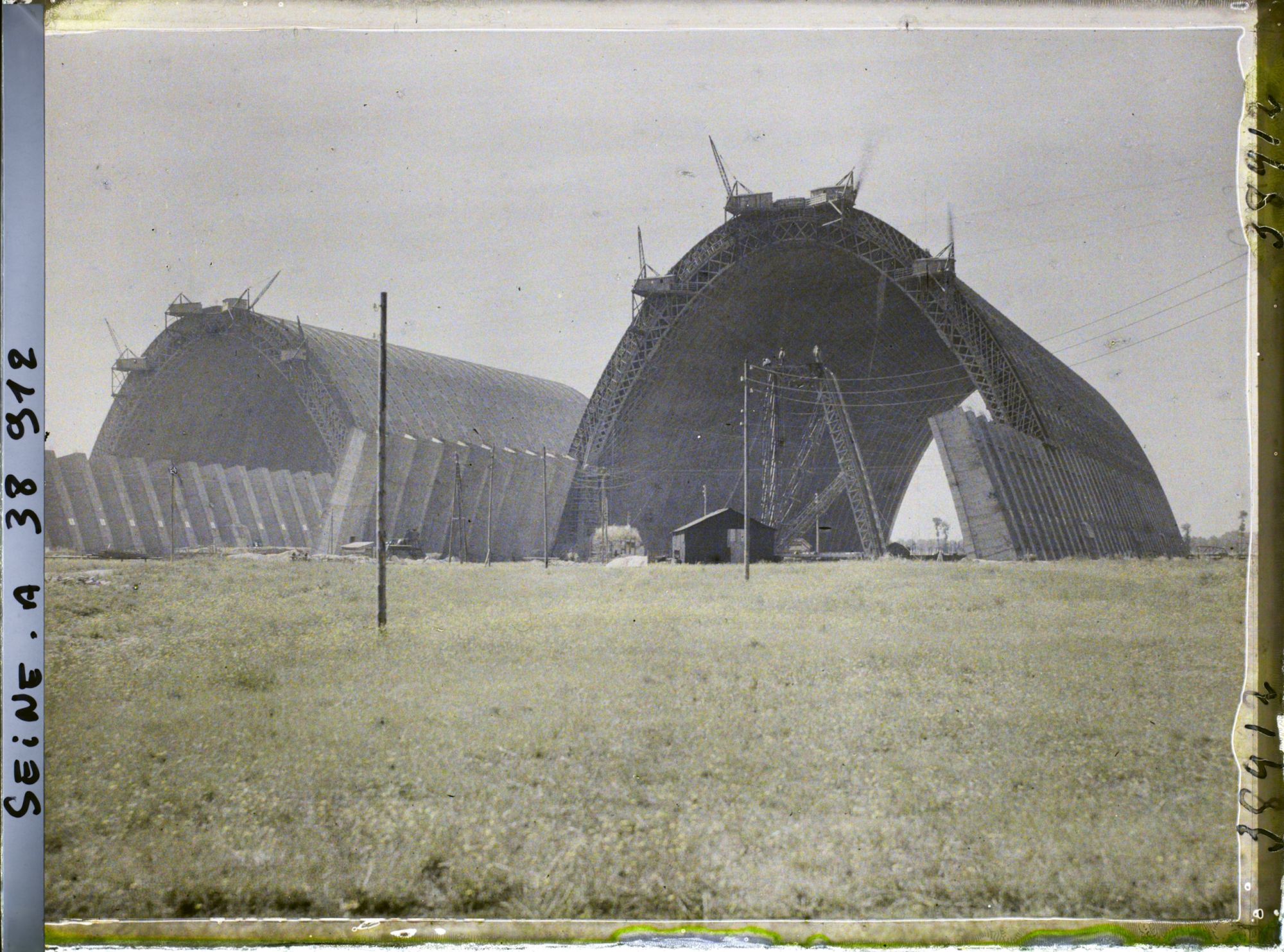 Image représentant Vue des hangars à dirigeables en construction