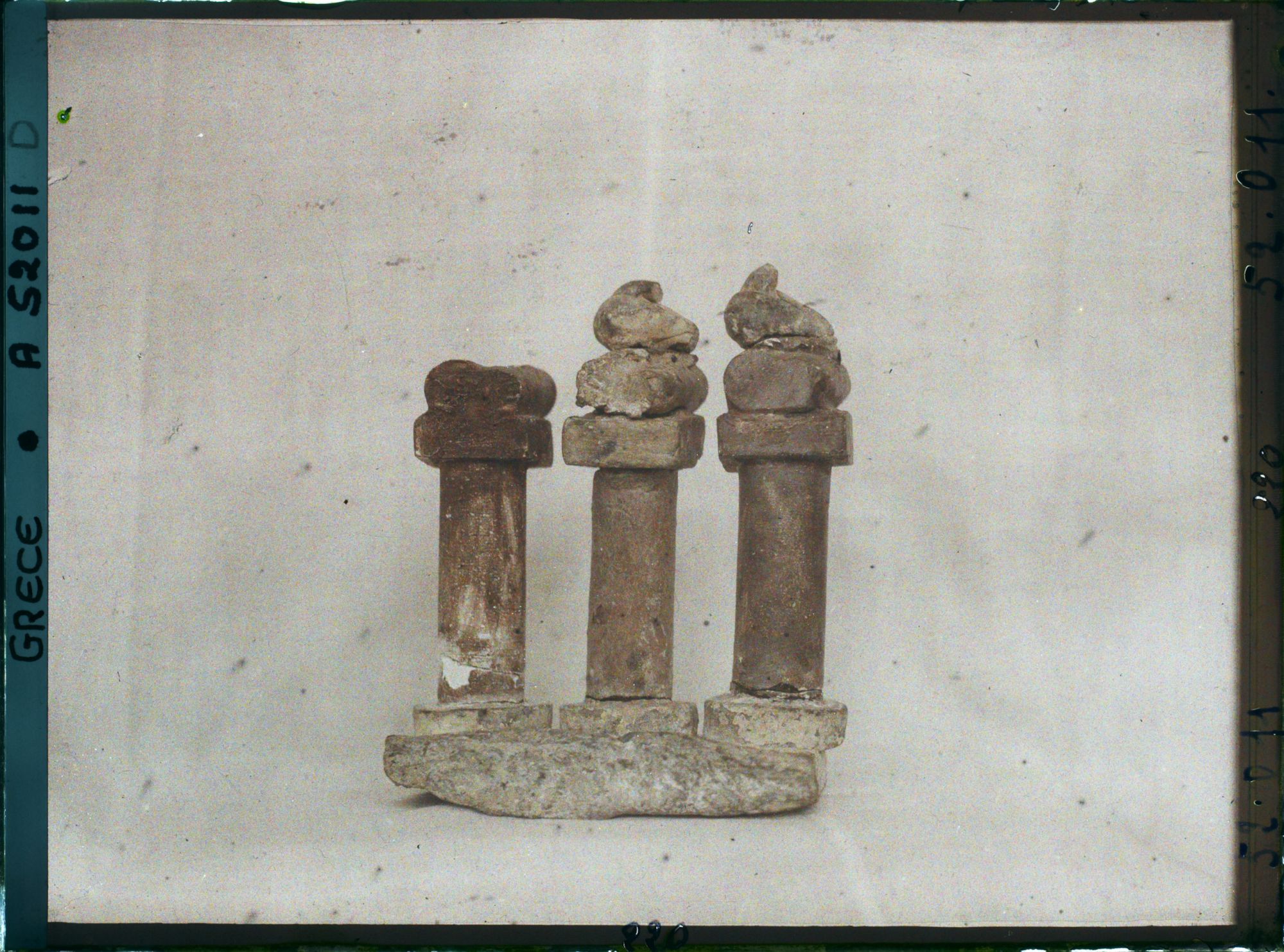 Image représentant Musée archéologique - Colonettes votives surmontées de colombes sacrées provenant d'une chapelle de Cnossos