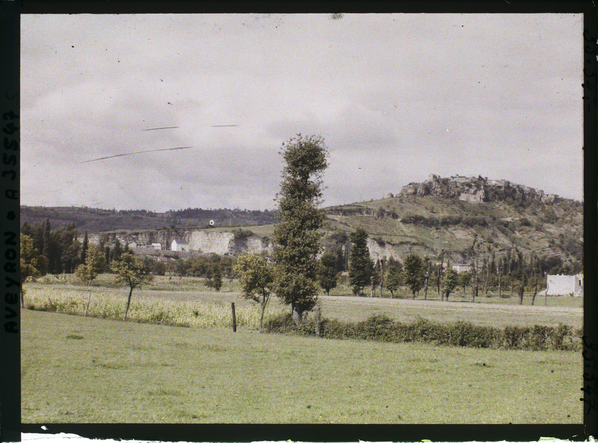 Image représentant Le village de Capdenac, vue prise de la route de Saint-Julien-d'Empare