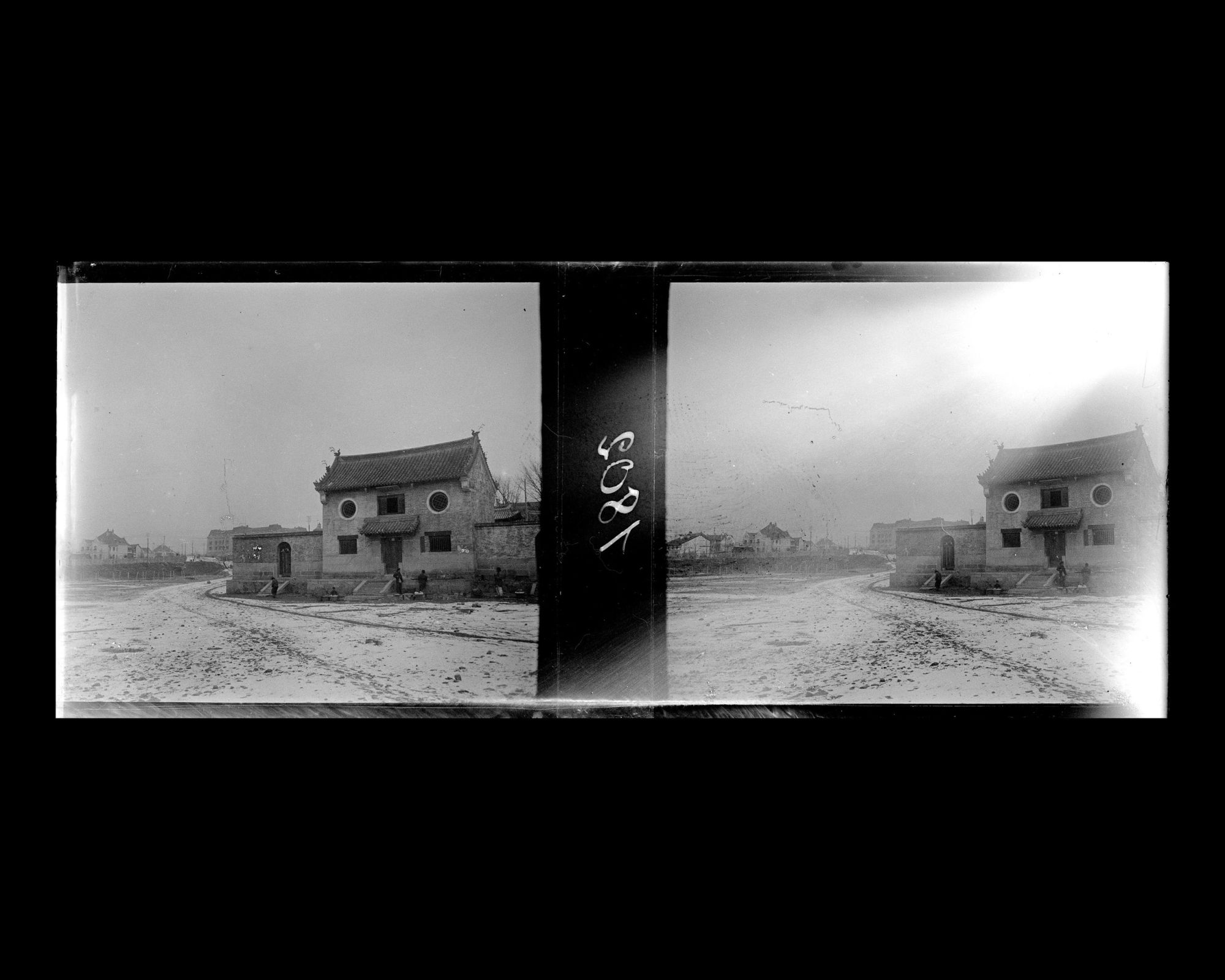 Image représentant Kaiser-Wilhelm-Ufer, actuelle Taipinglu ("rue de la Paix"), l'entrée du Tianhougong ("palais de la Reine Céleste"),