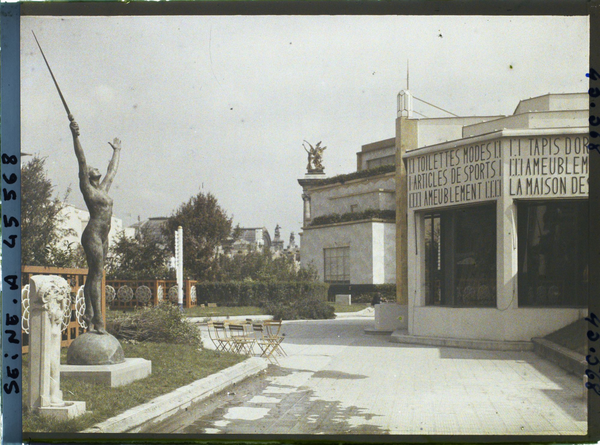 Image représentant L'Exposition des arts décoratifs, Pavillon des magasins de la place Clichy, sur l'esplanade des Invalides