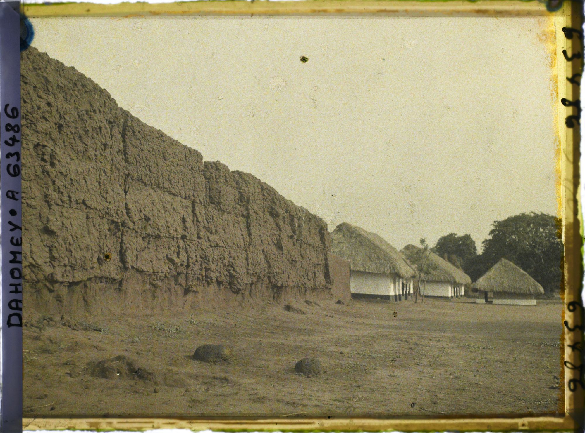 Image représentant Les murs d'enceinte et entrées des palais de  null Glélé et  null Guézo sur la place Singbodji