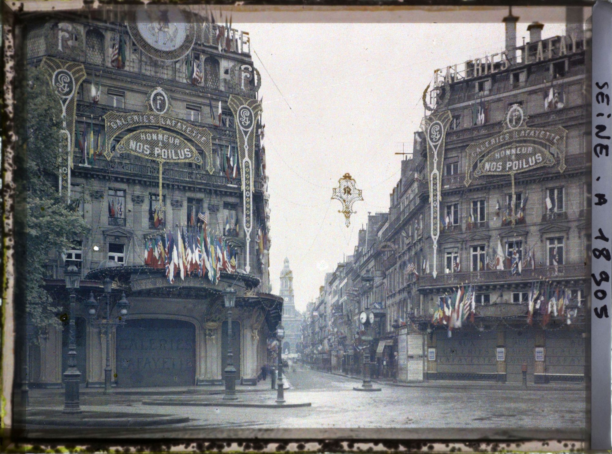 Image représentant Décorations en l'honneur des Poilus aux Galeries Lafayette, à l'angle du boulevard Haussmann et de la rue de la Chaussée-d'Antin