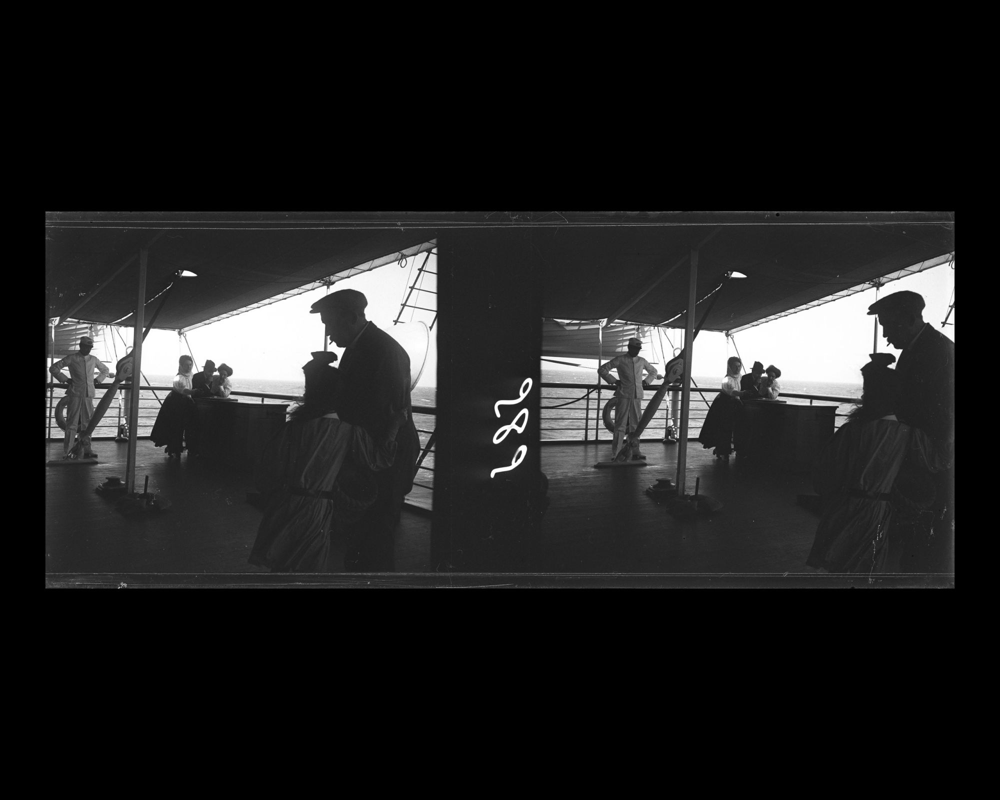 Image représentant Les passagers des 1eres classes se distrayant à l'arrière du pont supérieur