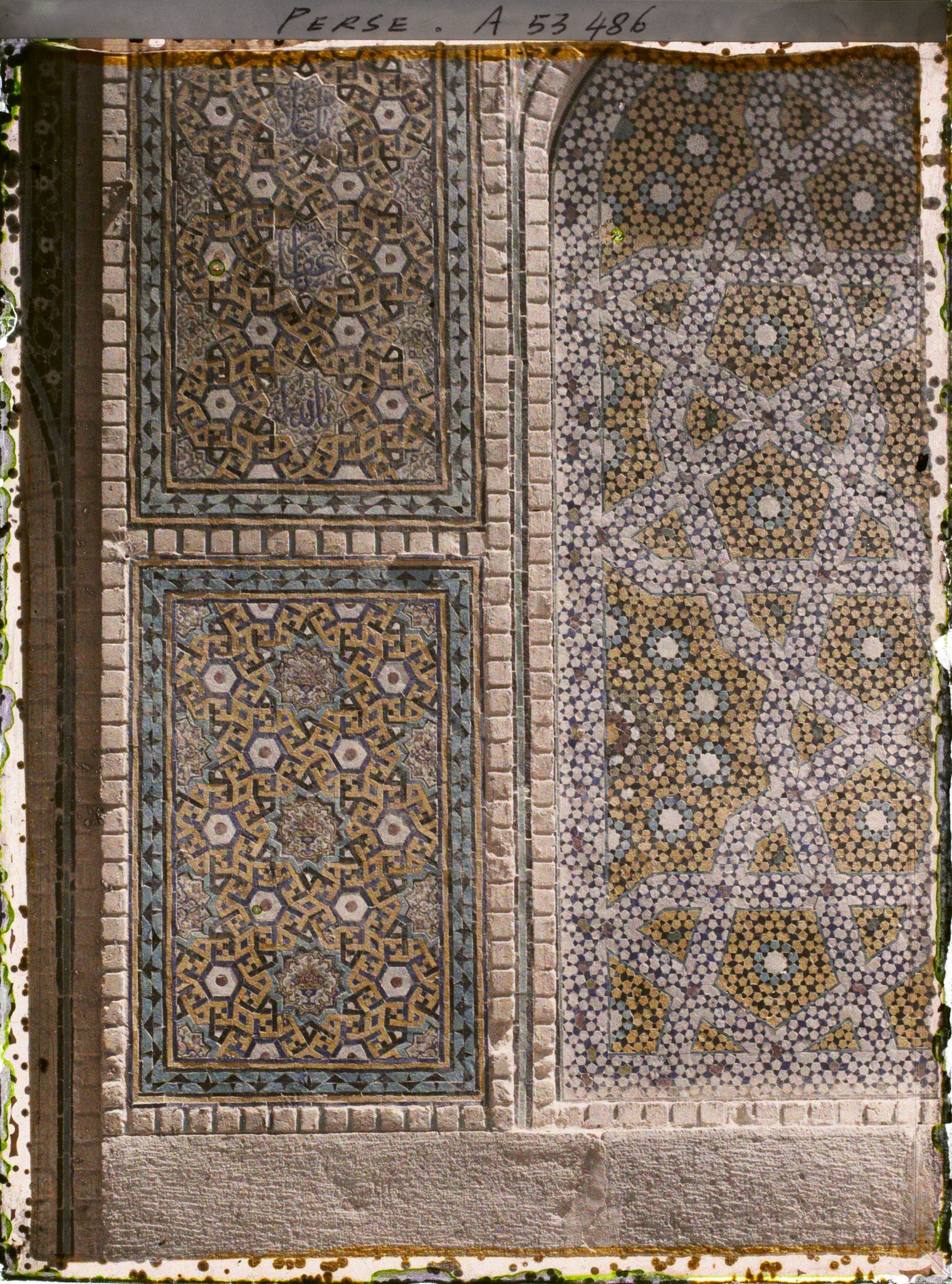 Image représentant La Madreseh Mader-i-Chah, école coranique dite "de la mère du Chah", détail d'un panneau de céramique