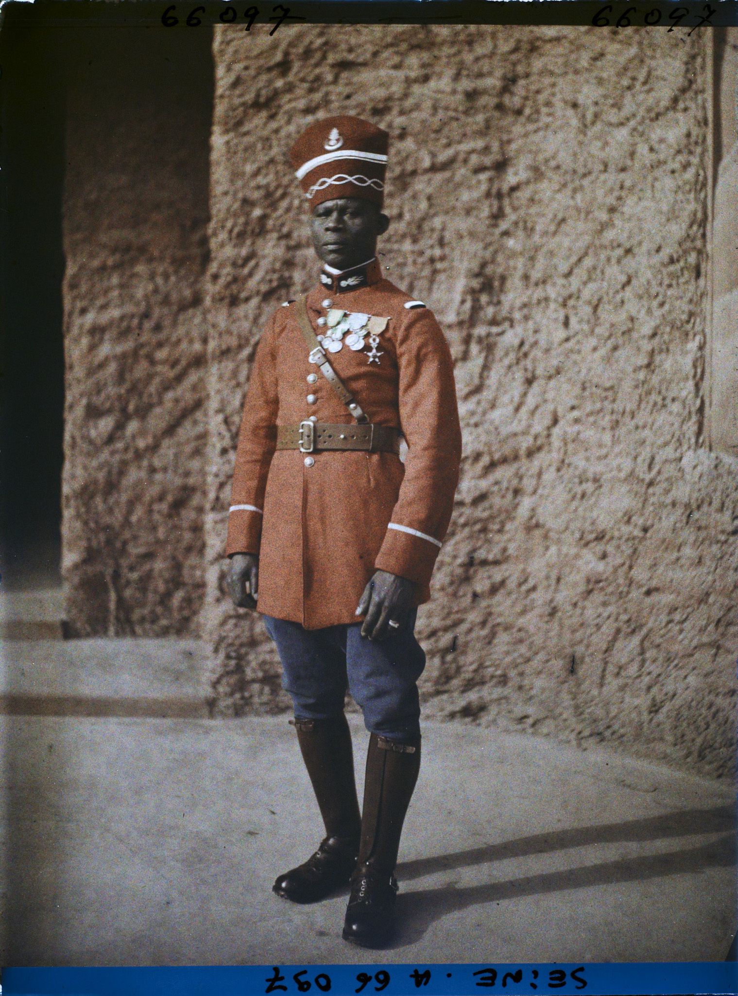 Image représentant L'Exposition Coloniale Internationale de 1931, un homme dioula en uniforme de gendarme