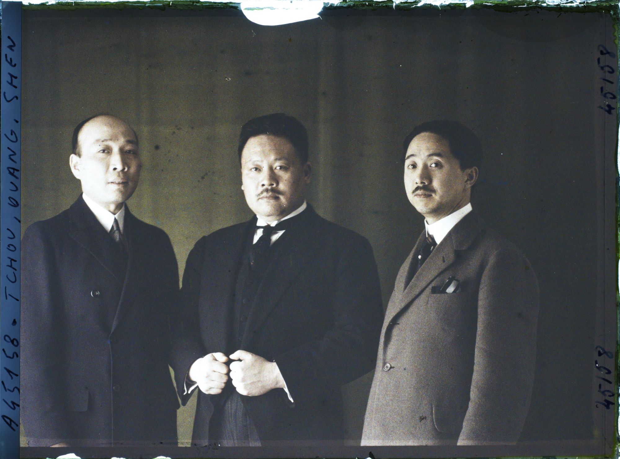 Image représentant Le  https://musee-albert-kahn.s-museum.fr/home/NWQ2OTAwYzNmYjZlZTk1ZWQwODJmMjY4L2dlbmVyaWMtbm90aWNlLXRhYi9hdXRob3JpdHkvNjE3YTc5ZjVjZjhiODk2OGIzMzM3ZDIx/5d6900c3fb6ee95ed082f268/generic-notice-tab/authority/617a79eacf8b8968b3336596 général Tchou,  https://musee-albert-kahn.s-museum.fr/home/NWQ2OTAwYzNmYjZlZTk1ZWQwODJmMjY4L2dlbmVyaWMtbm90aWNlLXRhYi9hdXRob3JpdHkvNjE3YTc5ZjVjZjhiODk2OGIzMzM3ZDIx/5d6900c3fb6ee95ed082f268/generic-notice-tab/authority/617a79eacf8b8968b3336597 monsieur Wang et le diplomate  https://musee-albert-kahn.s-museum.fr/home/NWQ2OTAwYzNmYjZlZTk1ZWQwODJmMjY4L2dlbmVyaWMtbm90aWNlLXRhYi9hdXRob3JpdHkvNjE3YTc5ZjVjZjhiODk2OGIzMzM3ZDIx/5d6900c3fb6ee95ed082f268/generic-notice-tab/authority/617a79eacf8b8968b333657f Shen