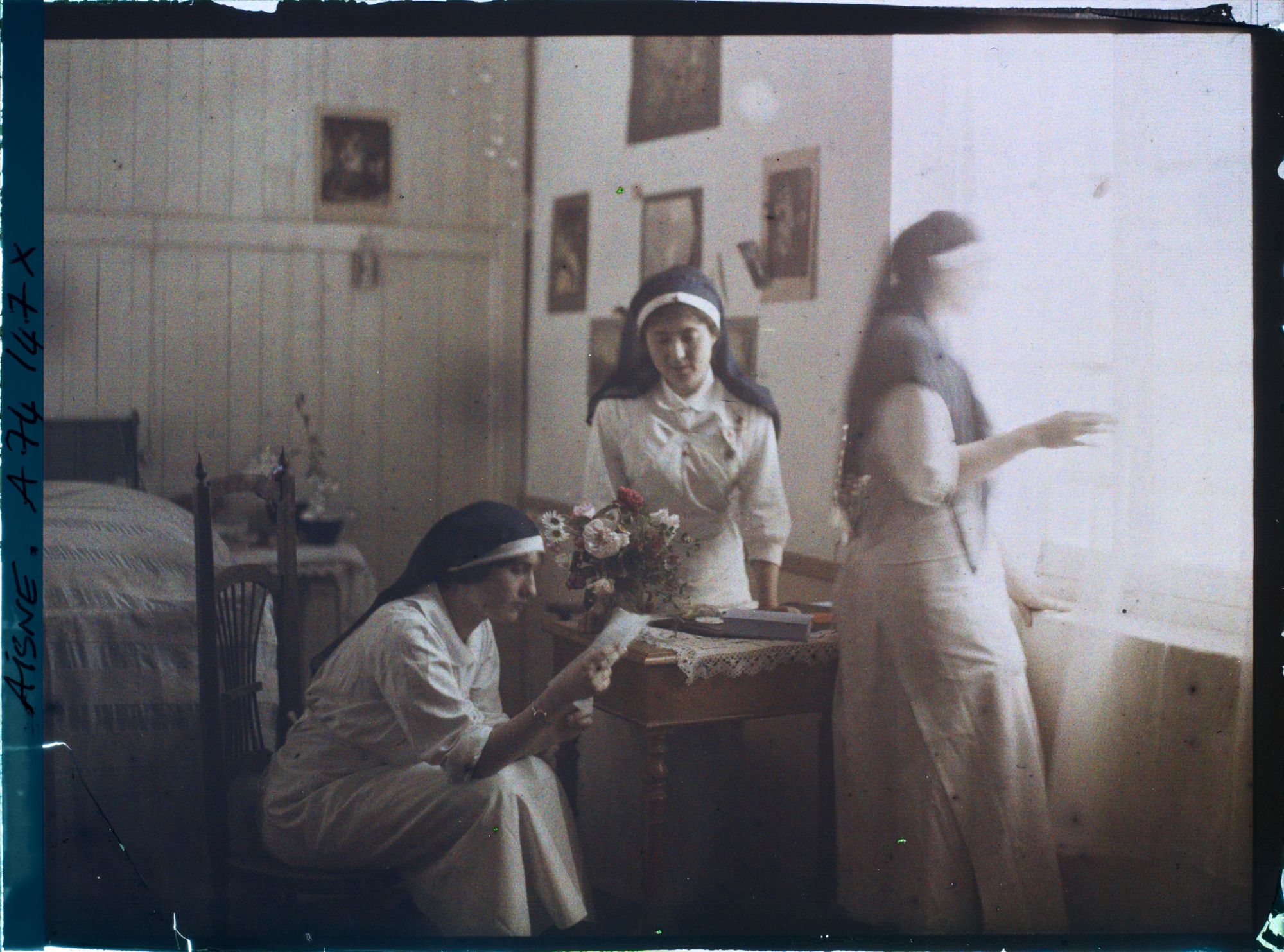 Image représentant Trois infirmières durant un moment de détente, dans leur chambre