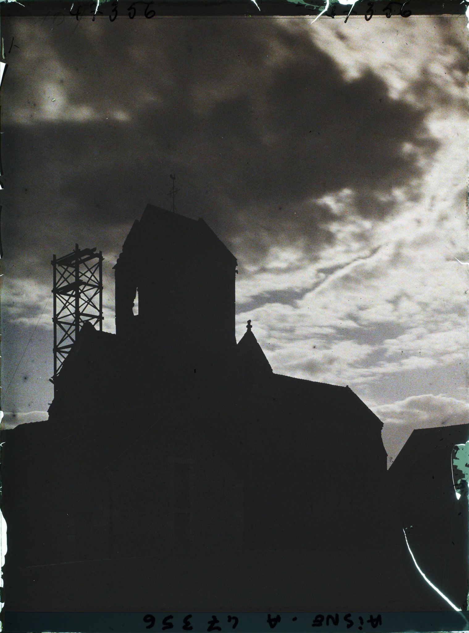 Image représentant France, Bourg et Comin, Effet de nuages s/ l'Eglise