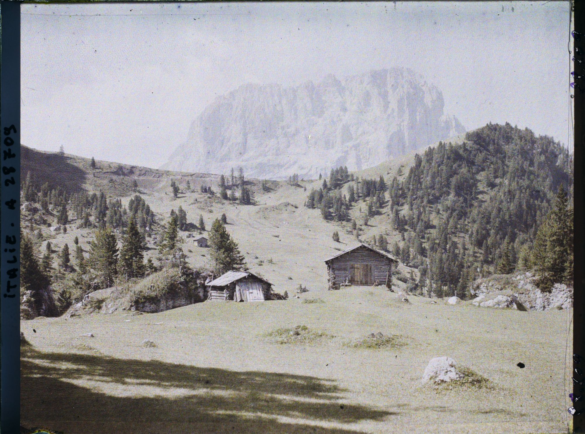 Image représentant Le col du Grödner (Grödner Joch ou passo Gardena) et le Langkopel ou Sassolungo (littéralement la "longue pierre", 3181 m)