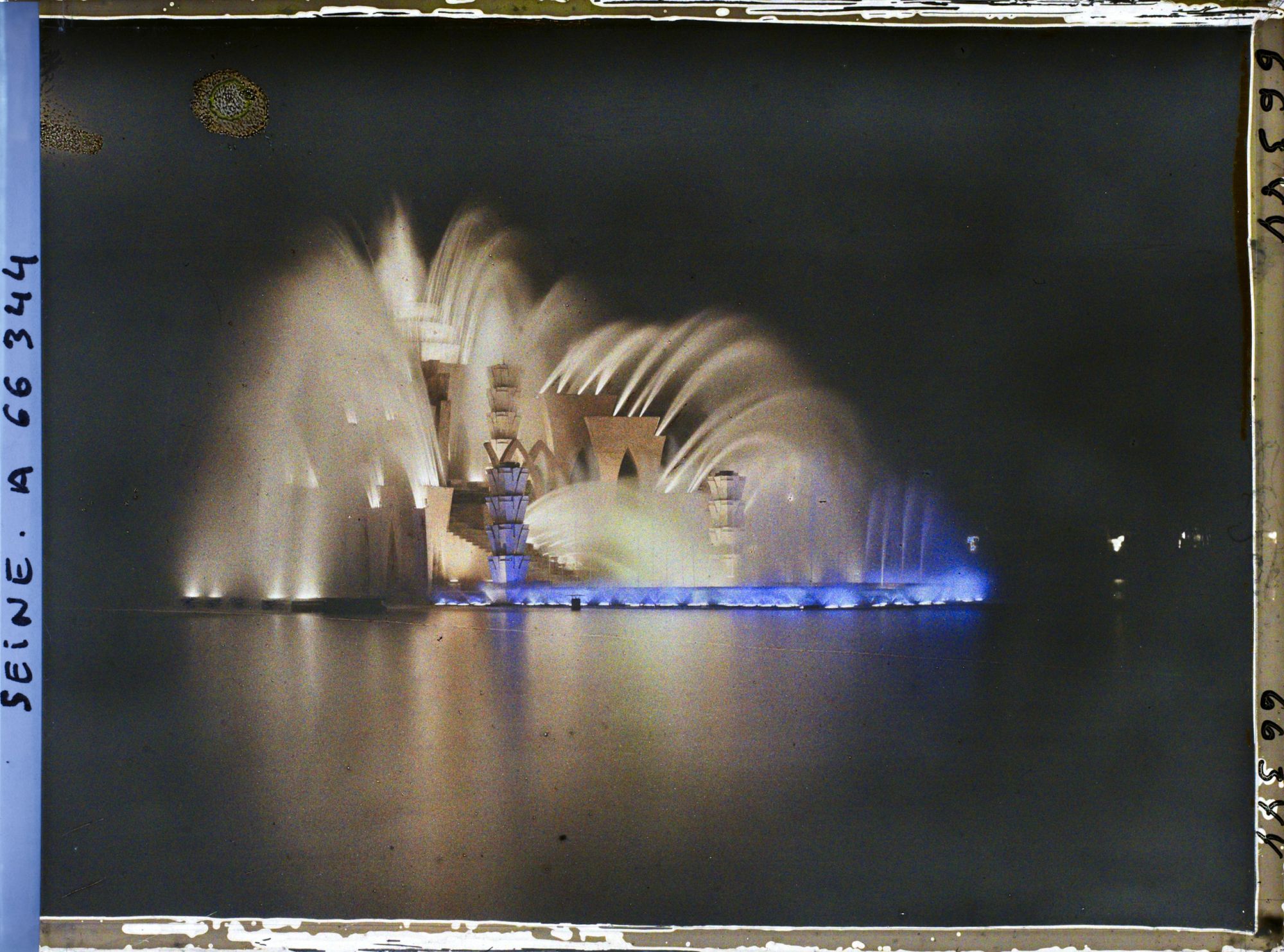 Image représentant L'Exposition Coloniale Internationale de 1931, les illuminations du Théâtre d'eau