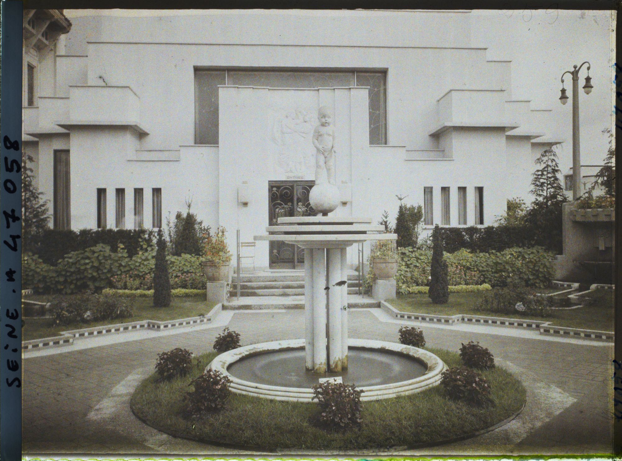 Image représentant L'Exposition des arts décoratifs, le jardin du Pavillon Ruhlmann, de Vacherot et Riousse, sur l'esplanade des Invalides
