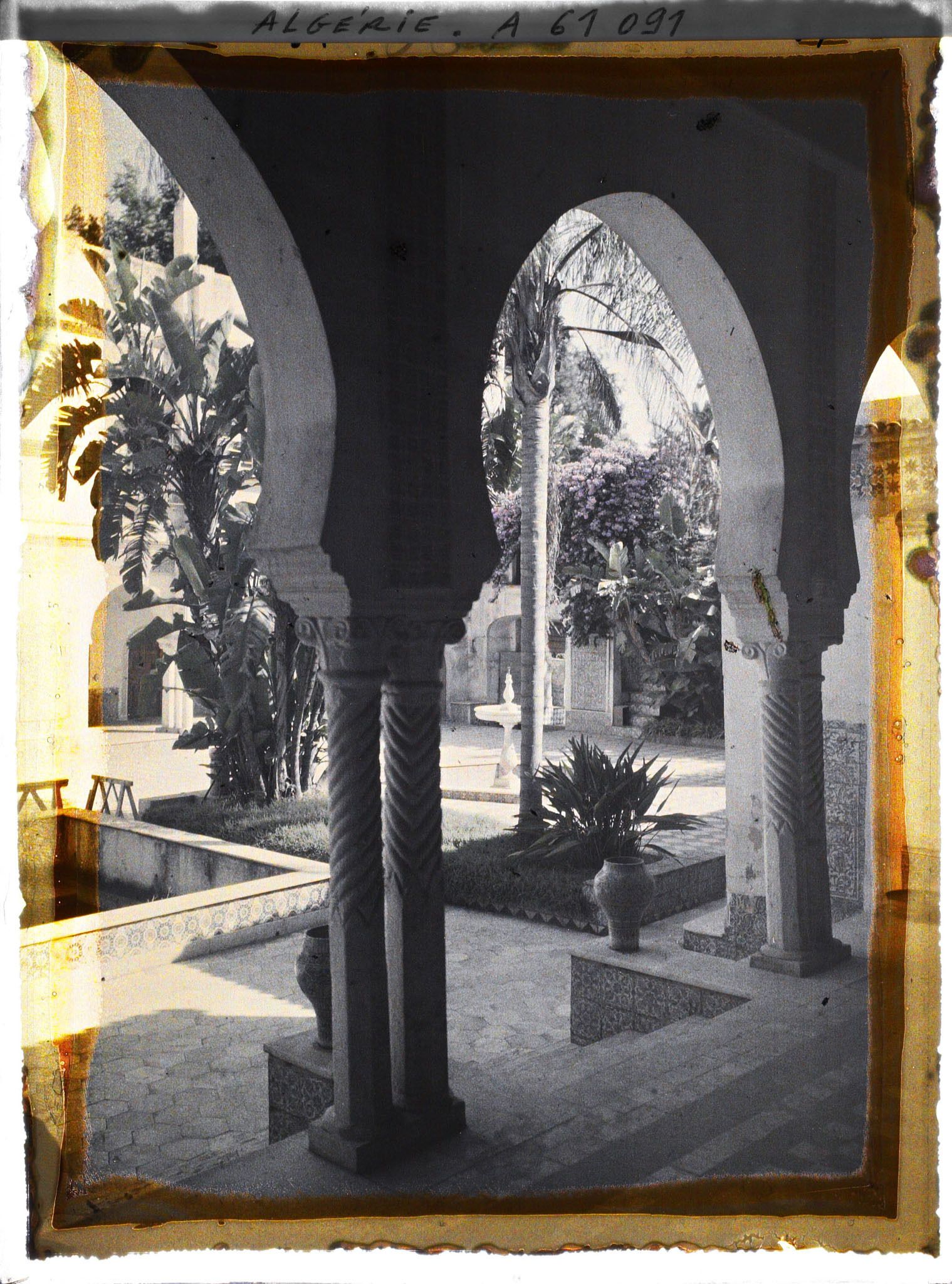 Image représentant Le palais du Bardo, la seconde cour vue du pavillon à arcades